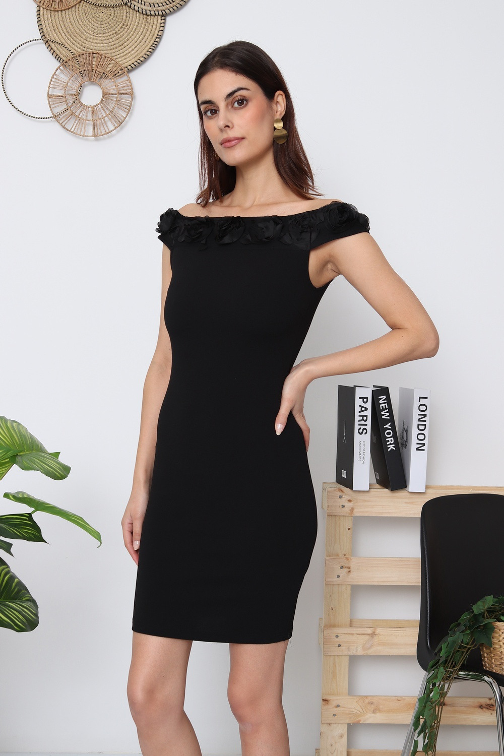 Mayorista Kichic - Vestido con cuello decorado con flores.
