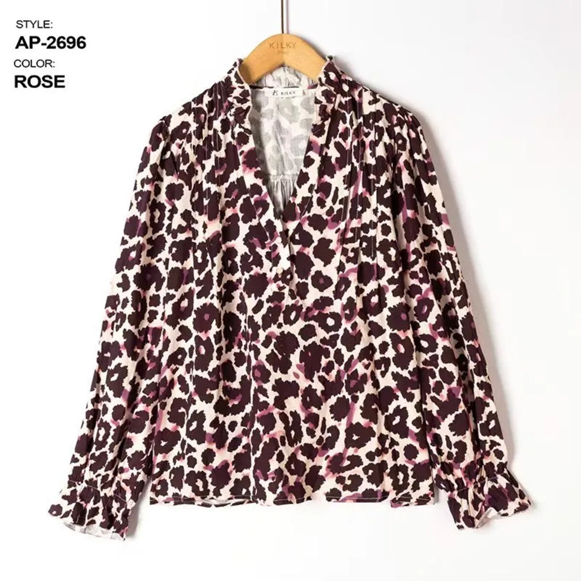 Light viscose blouse, perfect for spring/summer, made in China. Ideal for women seeking comfort and style.