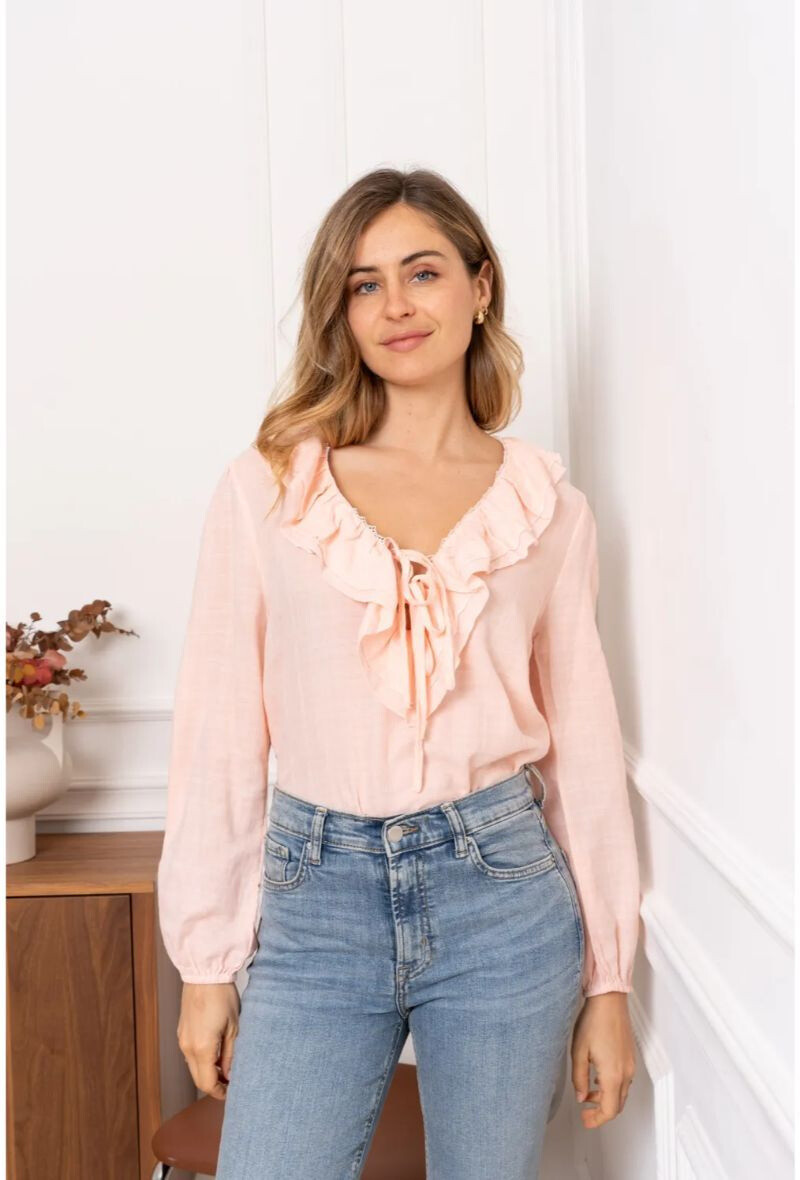 Light women's blouse in 64% cotton and 36% viscose, perfect for spring/summer 2025, made in China.