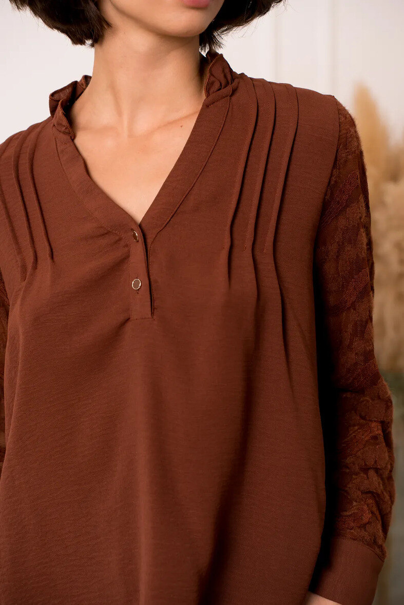 Blouse légère pour femme, 100% polyester, doublure confort élasthanne, idéale pour le printemps. Importée de Chine pour la collection été 2026.