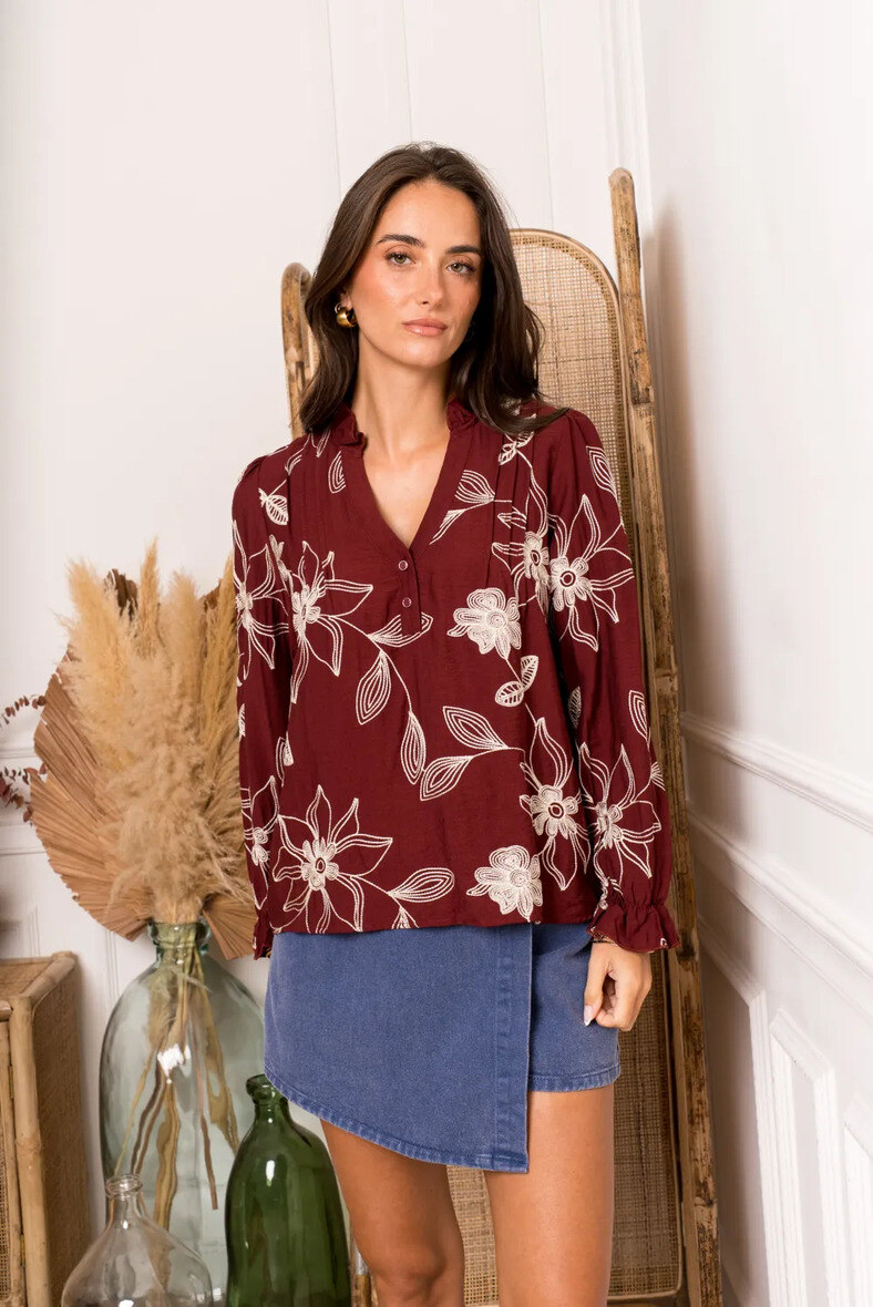 Lightweight blouse in viscose and polyamide, perfect for spring/summer, made in China.