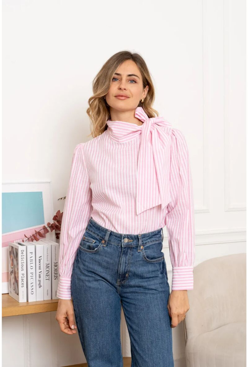 Elegant blouse in viscose and nylon, ideal for spring/summer, light and breathable, made in China.