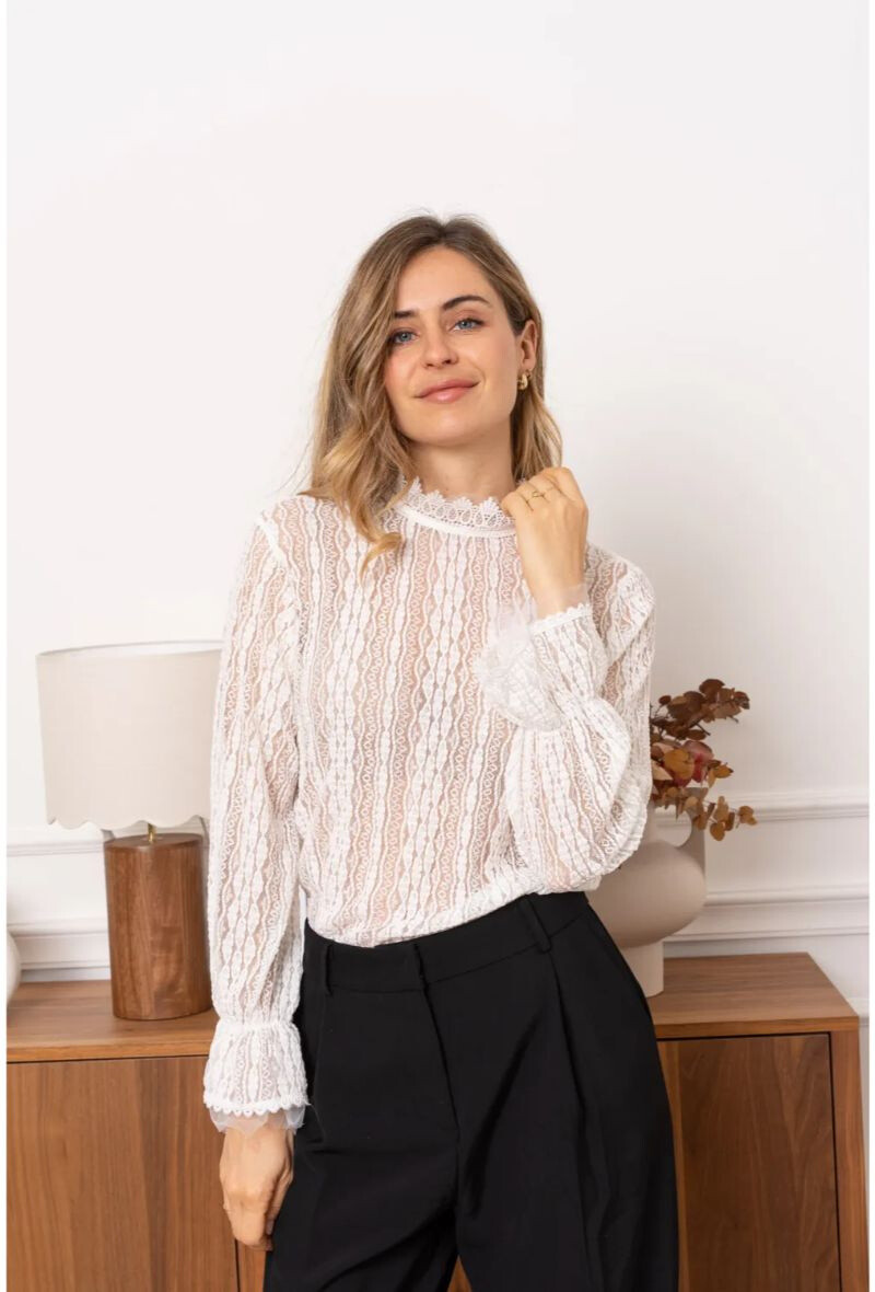 Elegant autumn/winter blouse, 60% cotton, 30% polyester, 10% elastane, ideal for lasting comfort, made in China.