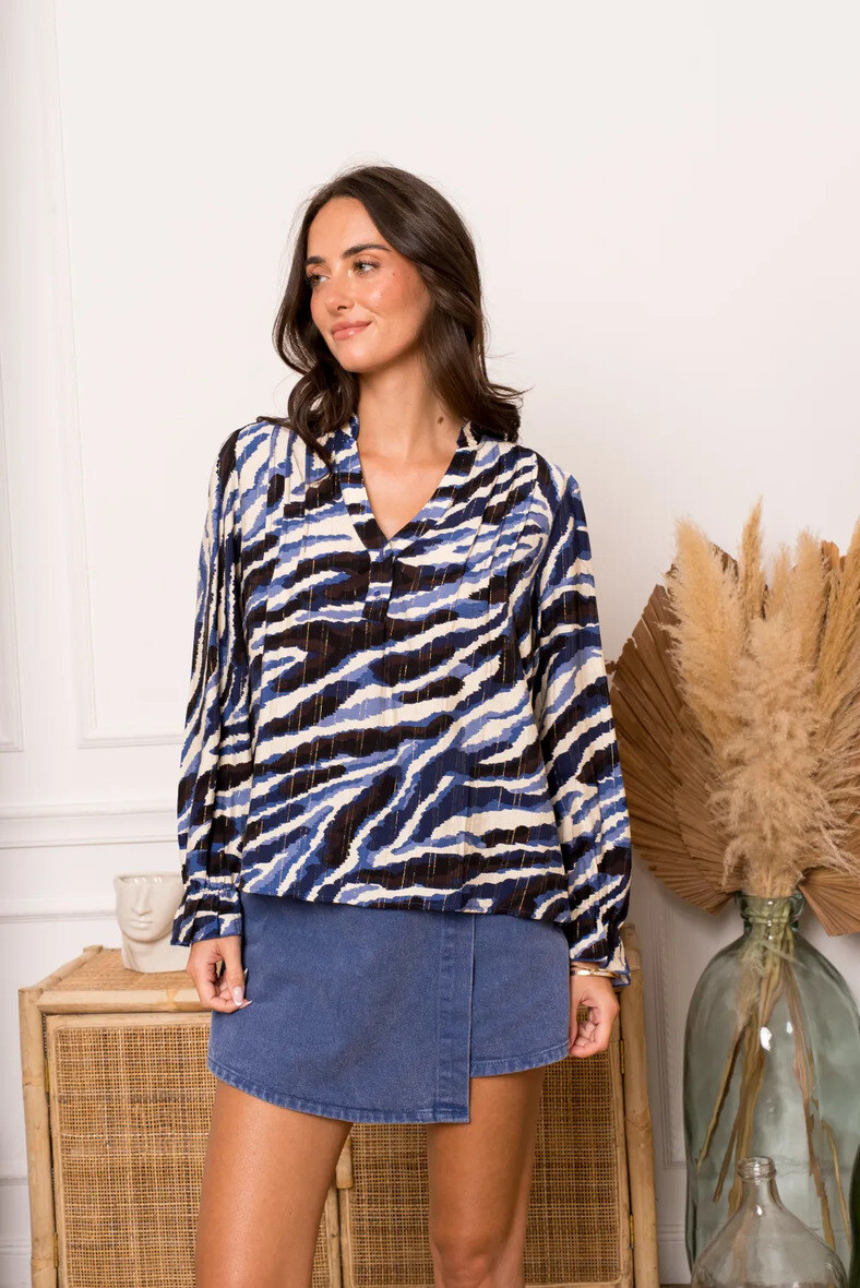Light and shimmering blouse, 90% viscose, 9% polyamide, 1% lurex, perfect for spring/summer, made in China.