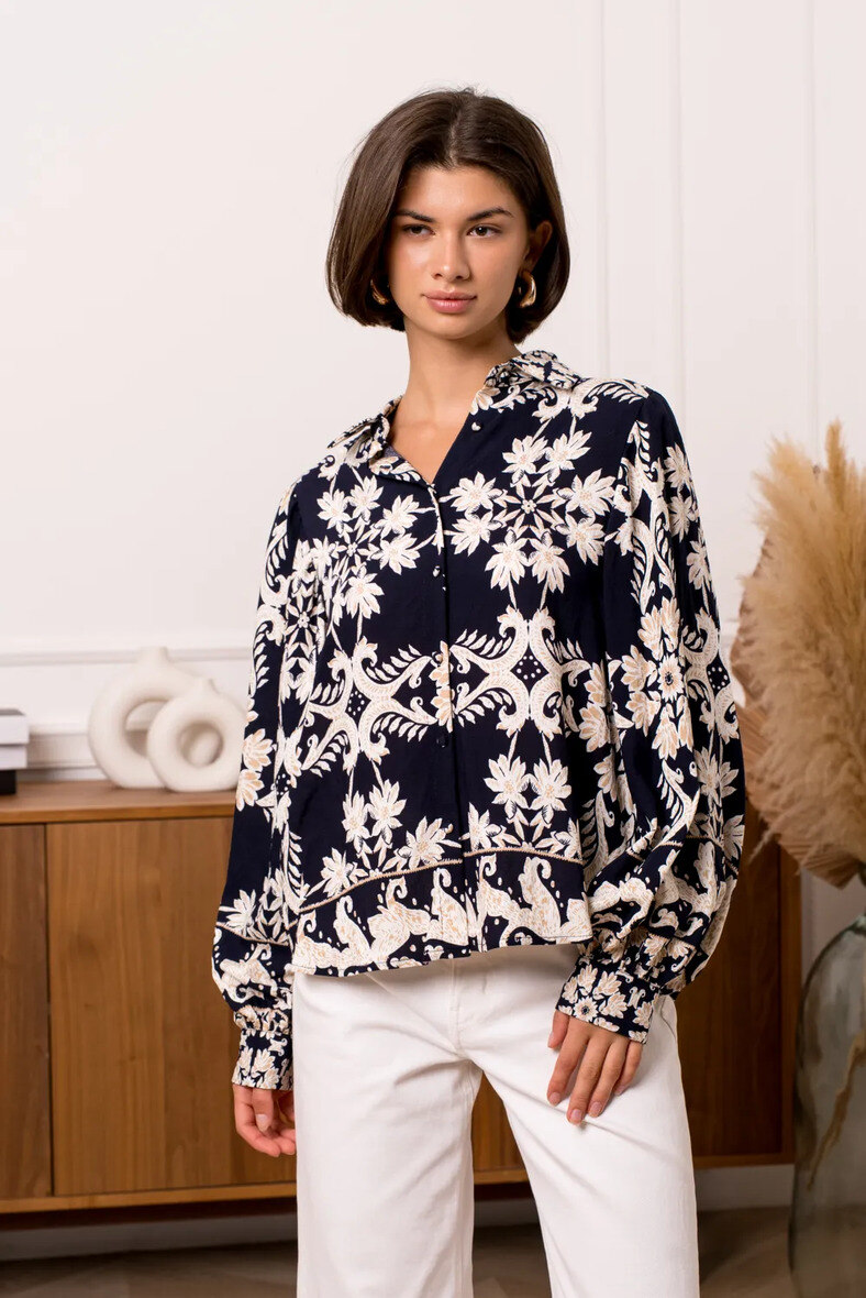 Chemise légère femme, viscose et polyamide, idéale pour l'été 2026, fabriquée en Chine. Parfaite pour un look frais et élégant.