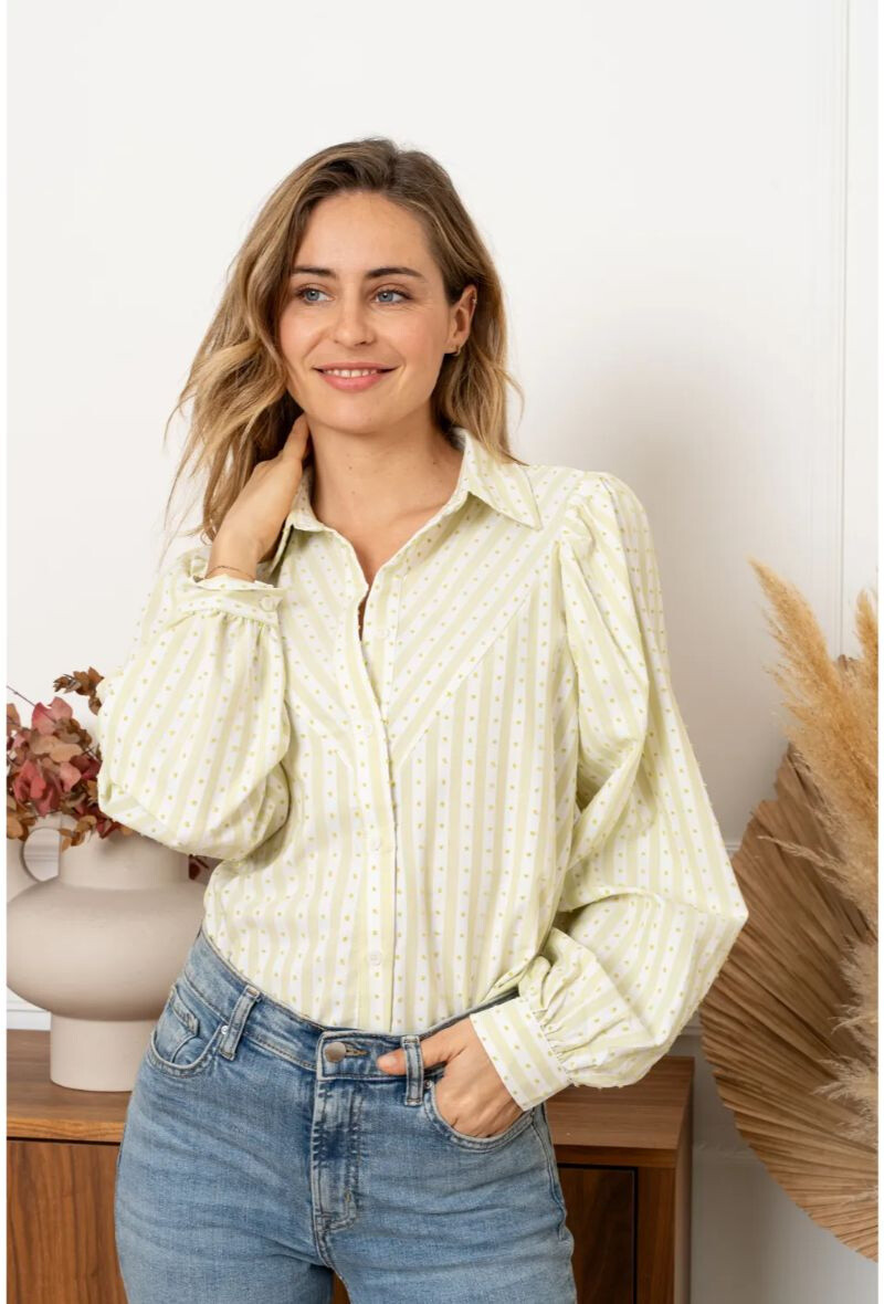 Elegant women's spring-summer shirt, 65% polyester and 35% cotton, breathable and durable, designed in China.