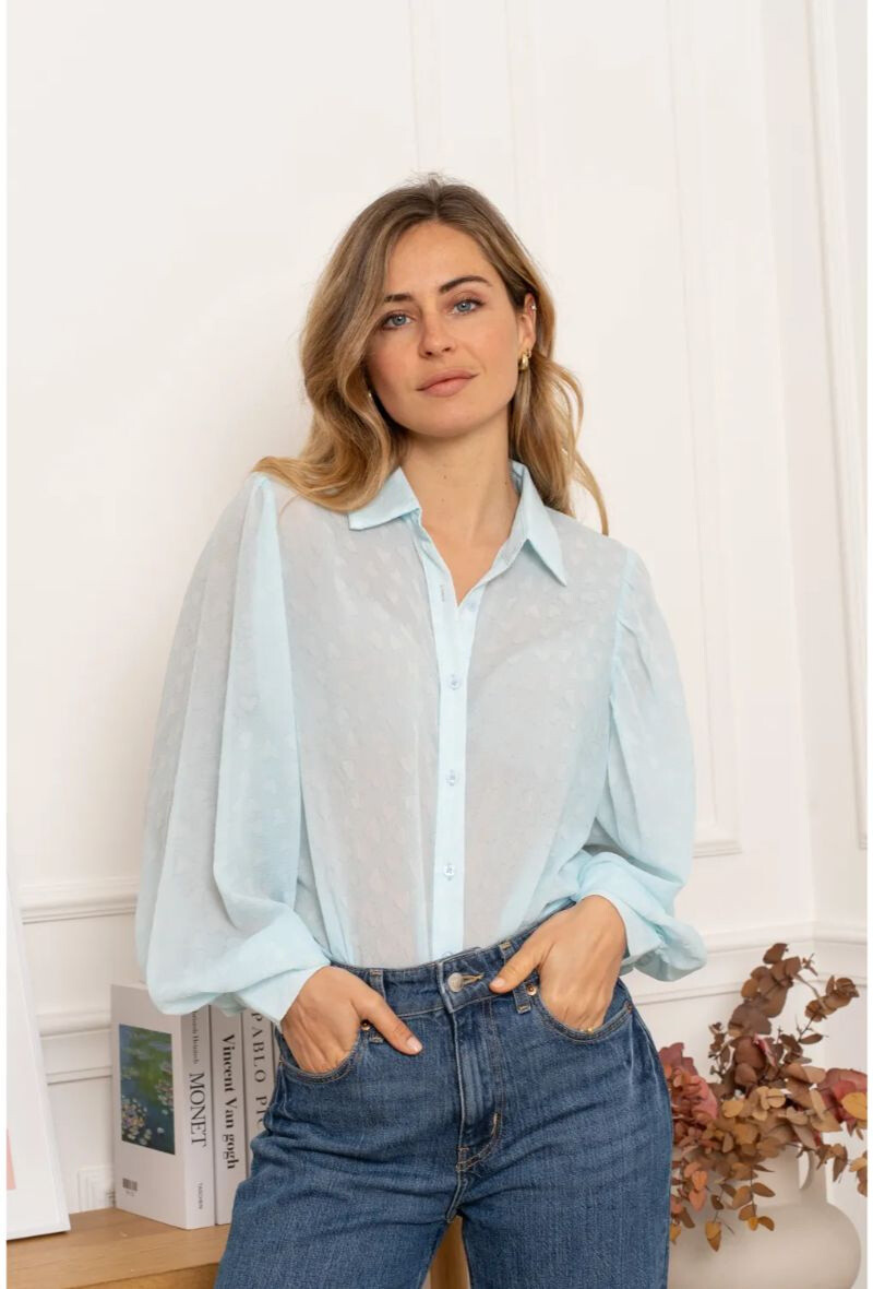 Elegant 100% polyester shirt, perfect for summer 2025, light and breathable, made in China. Perfect for the hot season.