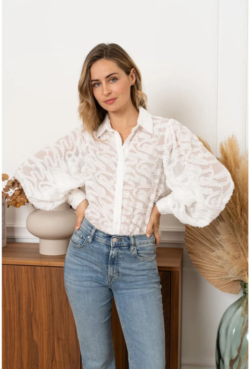 Light polyester shirt, perfect for spring/summer, made in China to ensure elegance and comfort.