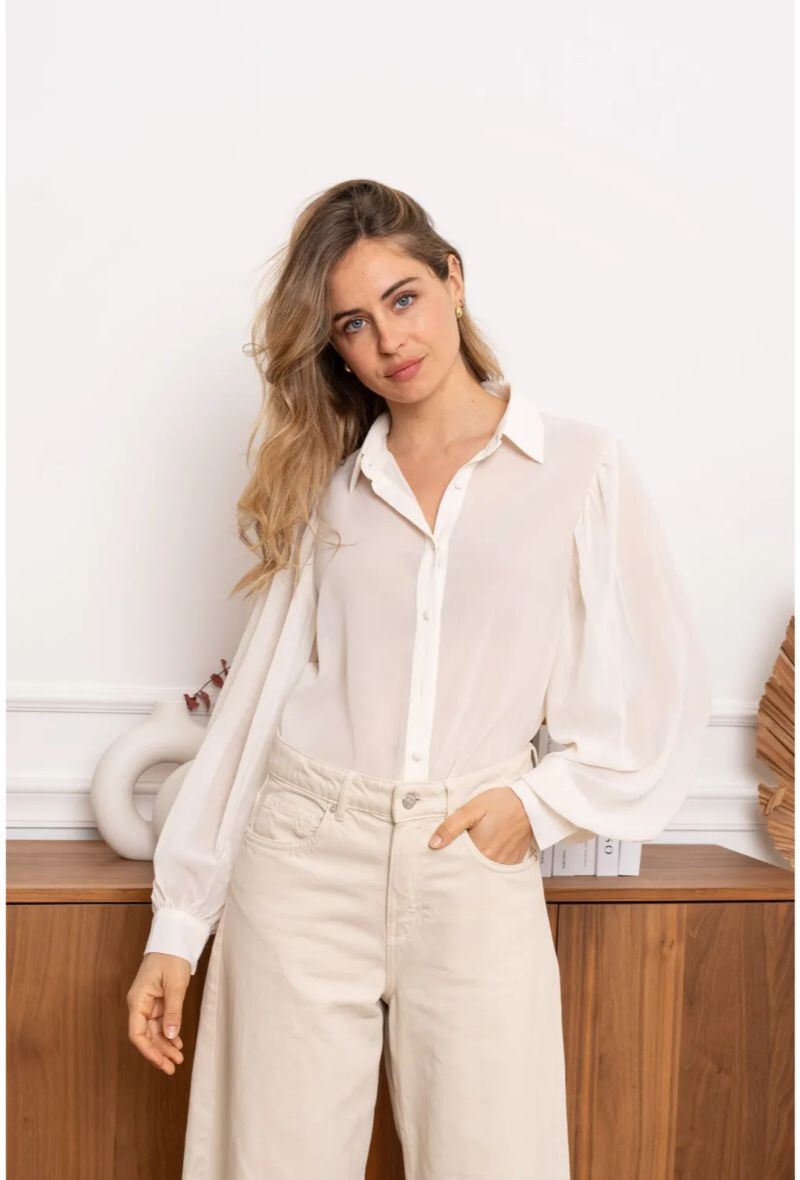 Elegant women's polyester shirt, perfect for spring/summer, made in China. Light and comfortable for sunny days.