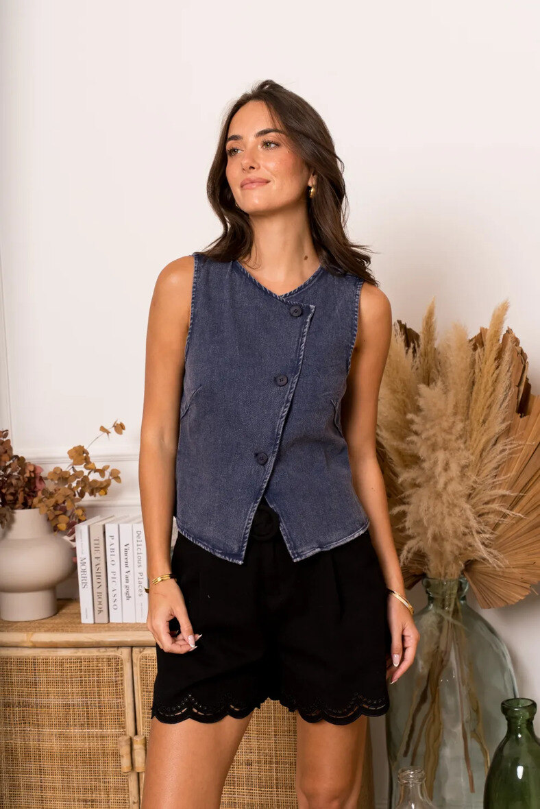 Elegant vest in soft cotton, perfect for spring, made in China, ideal for the modern woman.