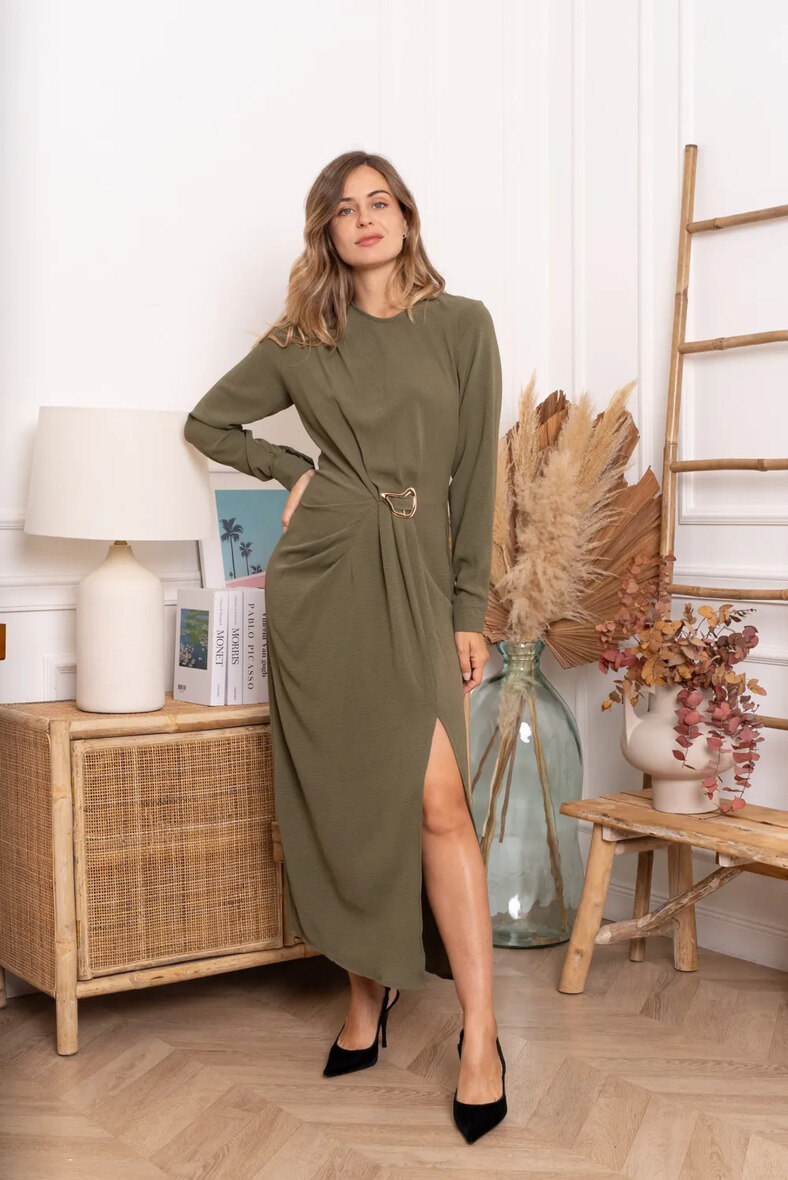 Lightweight 100% polyester dress, perfect for summer, made in China, ideal for a fresh and feminine style.