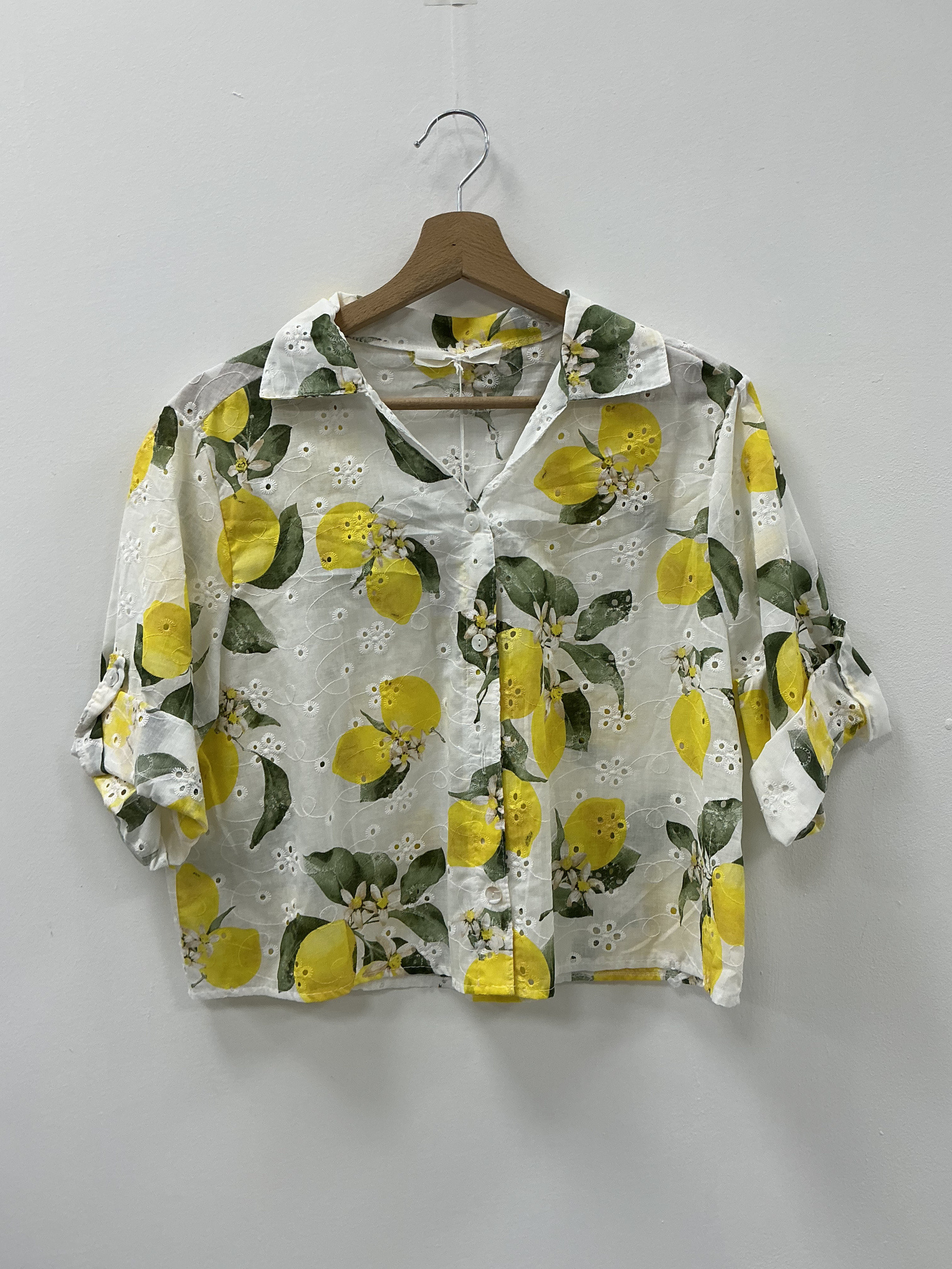 Wholesaler KIS₂ - WOMEN'S SHORT SHIRT WITH LEMON PRINT AND SHORT SLEEVES