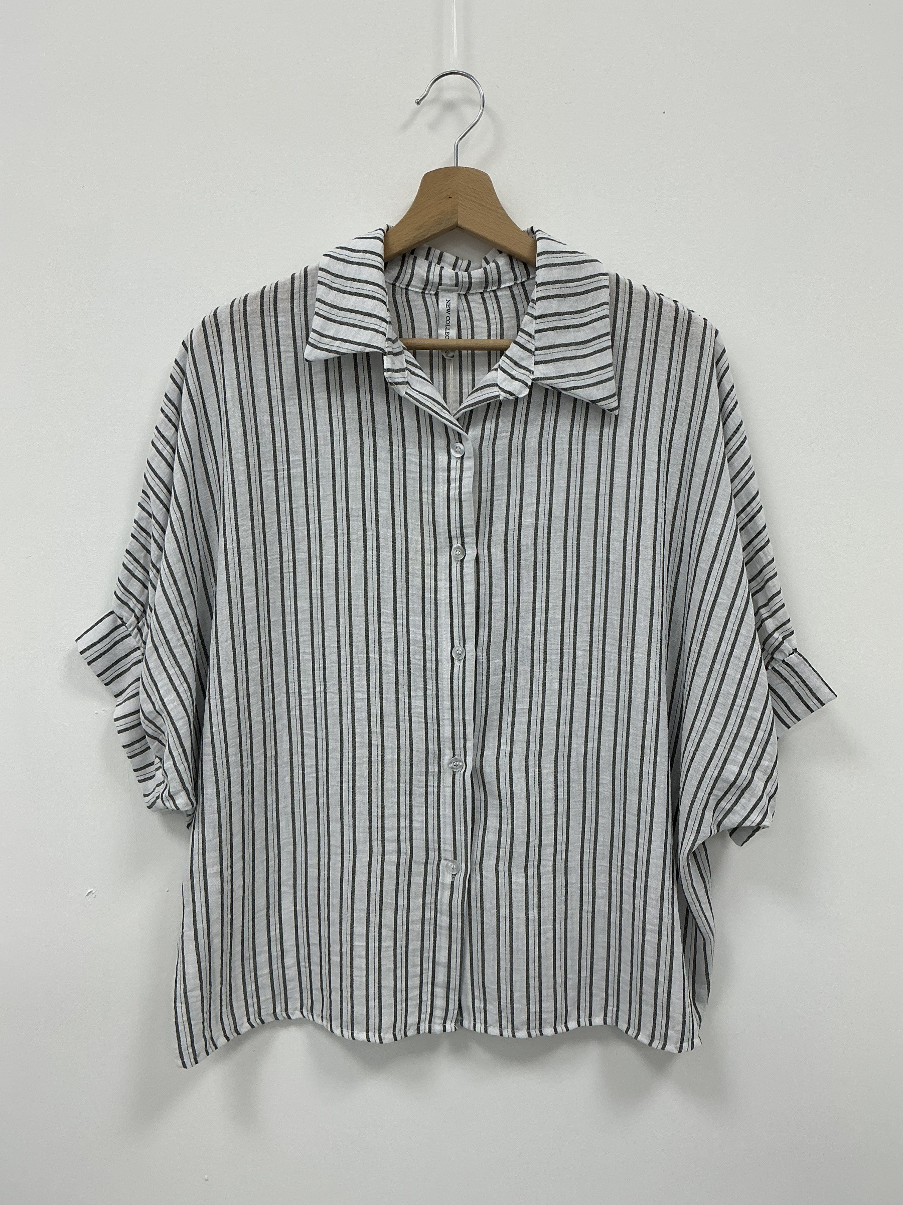 Wholesaler KIS₂ - LIGHTWEIGHT AND COMFORTABLE WIDE STRIPED SHIRT SHORT SLEEVES WITH COLLAR FRONT BUTTONS ONE SIZE