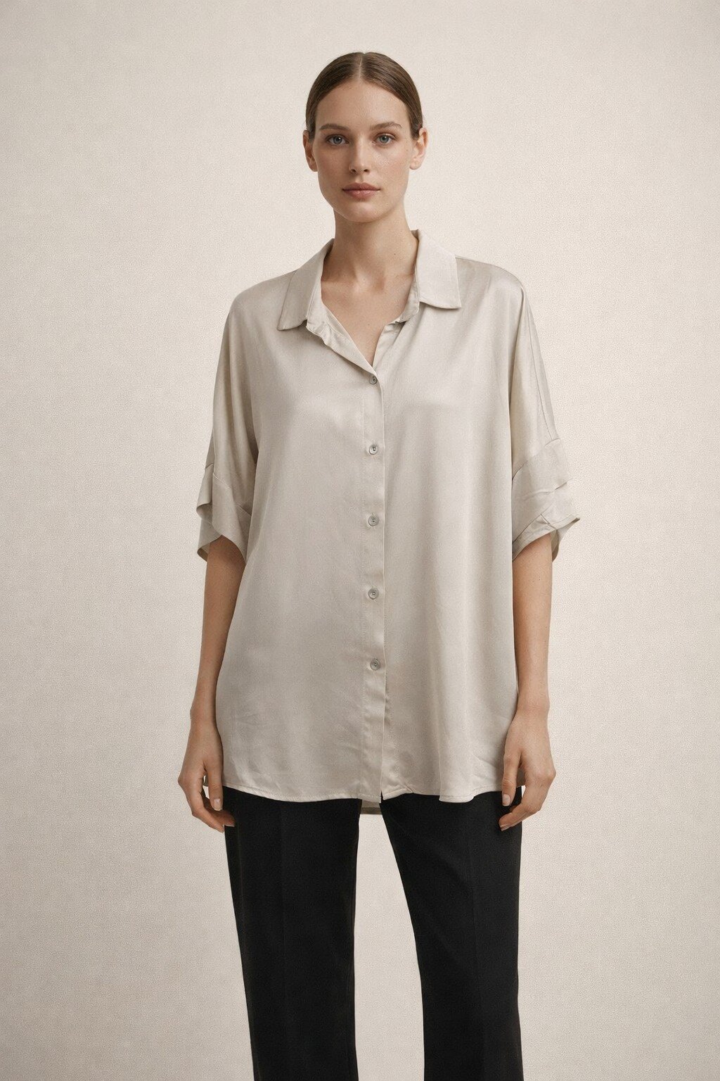 Grossiste KIS₂ - CHEMISE LARGE CONFORTABLE À MANCHES MI-LONGUES AVEC COL COL BOUTONNÉ DEVANT UNIE TAILLE UNIQUE