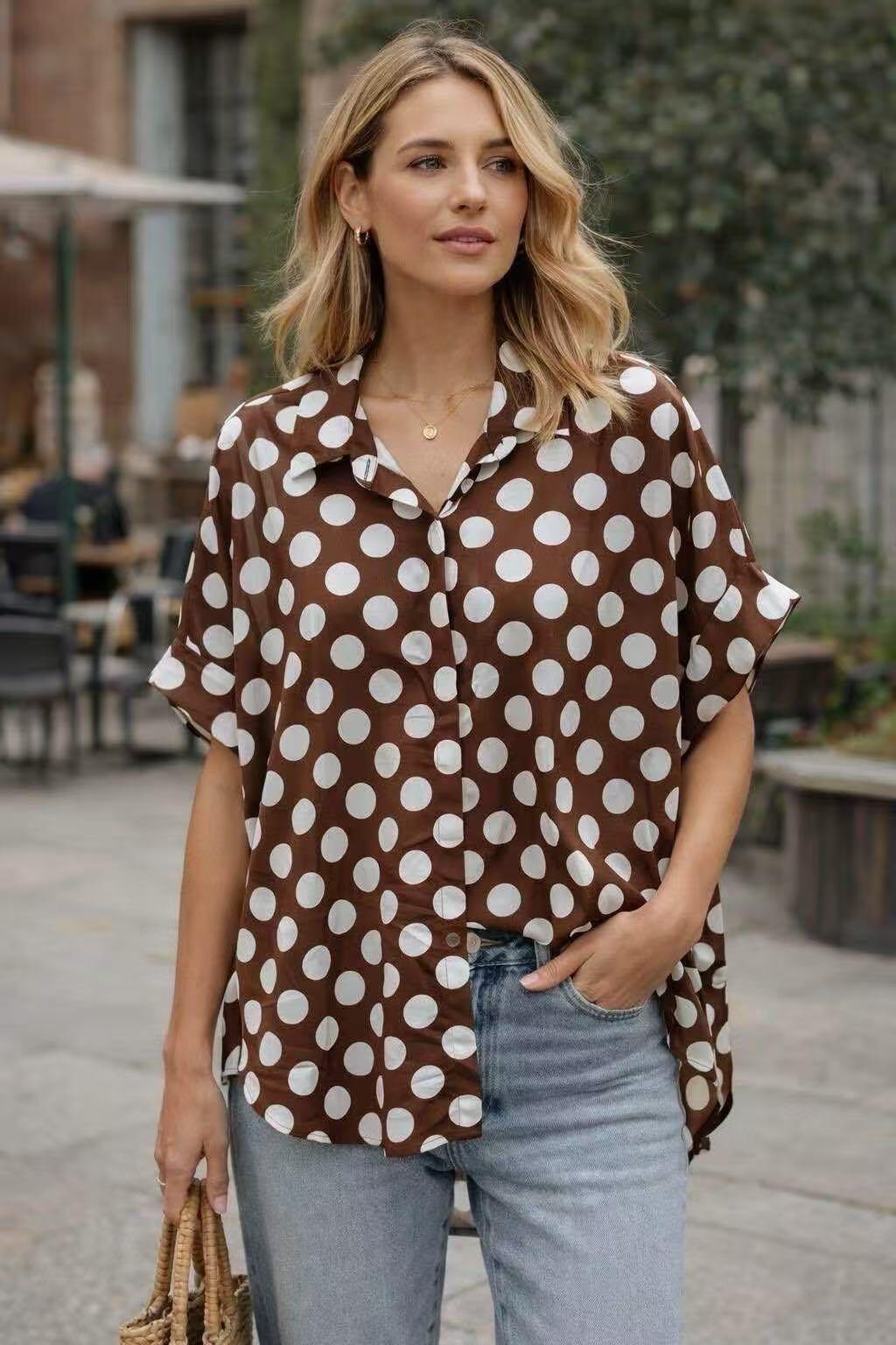 Mayorista KIS₂ - CAMISA DE MUJER DE ALGODÓN ESTAMPADA A LUNARES CON MANGA CORTA Y CIERRE DE BOTÓN