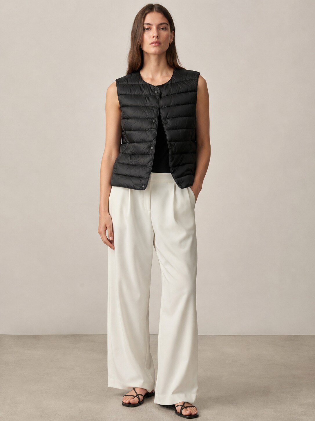 Wholesaler KIS₂ - WOMEN'S LIGHTWEIGHT WARM DOWN VEST SLEEVELESS WITH FRONT BUTTONS AND SOLID COLOR POCKETS AVAILABLE IN SIZES