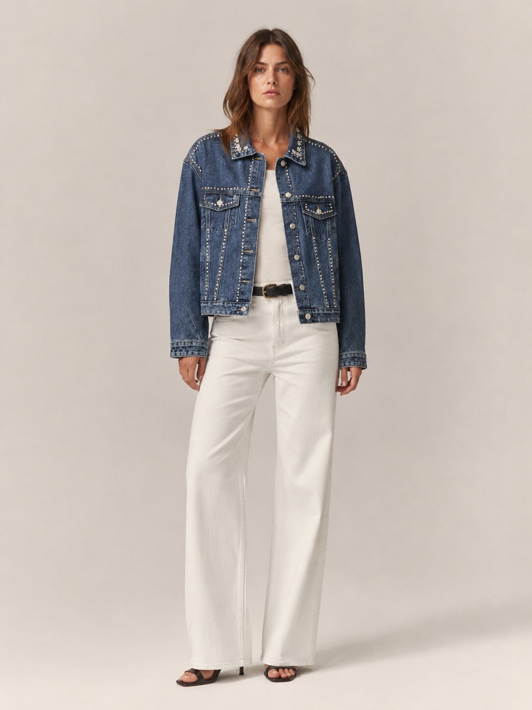 Grossiste KIS₂ - VESTE EN JEAN DÉCONTRACTÉE AVEC PIERRES ÉTINCELANTES, JOLIE, MANCHES LONGUES AVEC COL ET POCHES PRATIQUES EN TAILLES