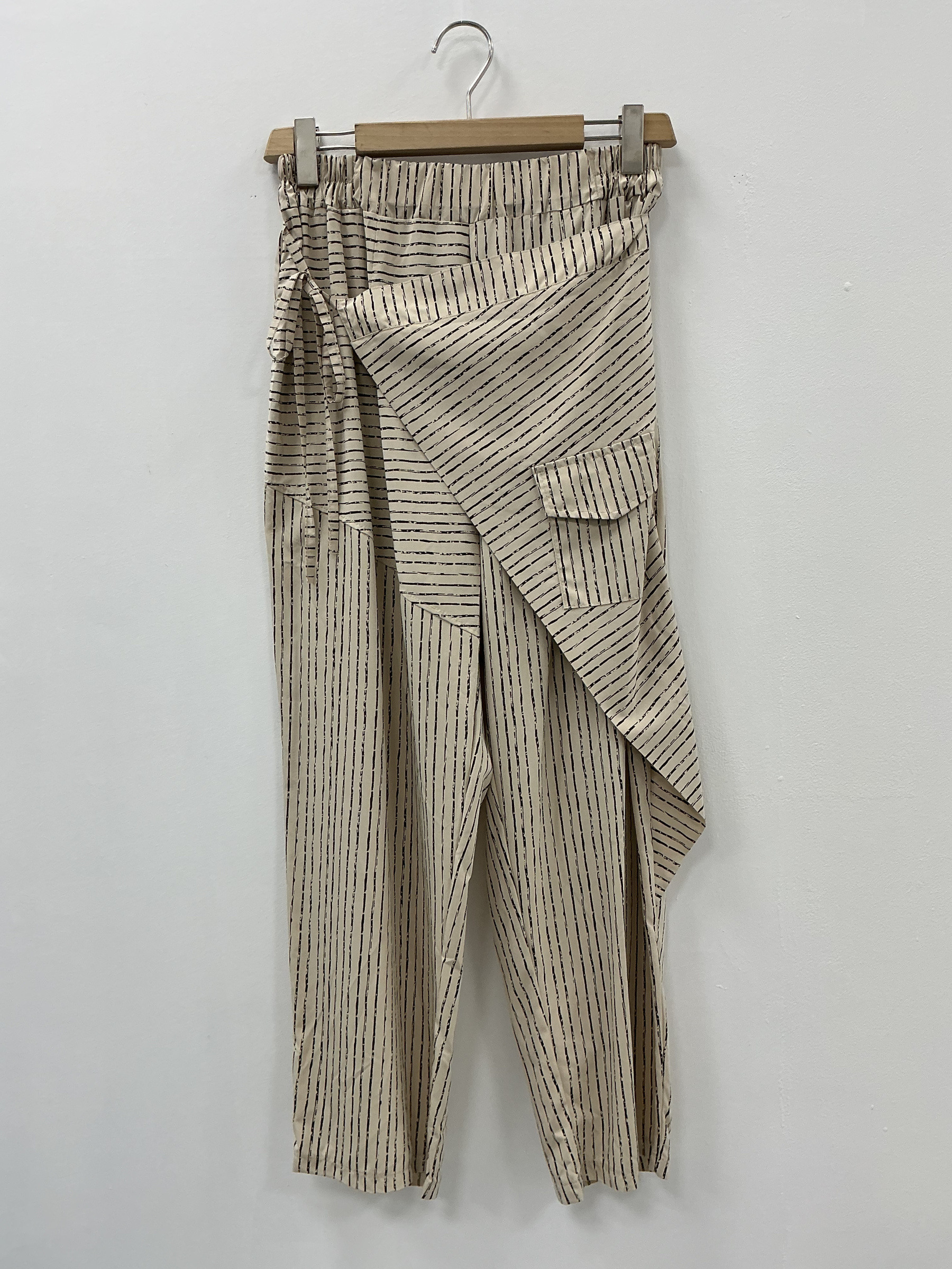 Mayorista KIS₂ - PANTALÓN CURVY A RAYAS ANCHO ELÁSTICO CON BOLSILLOS CÓMODO TALLA ÚNICA