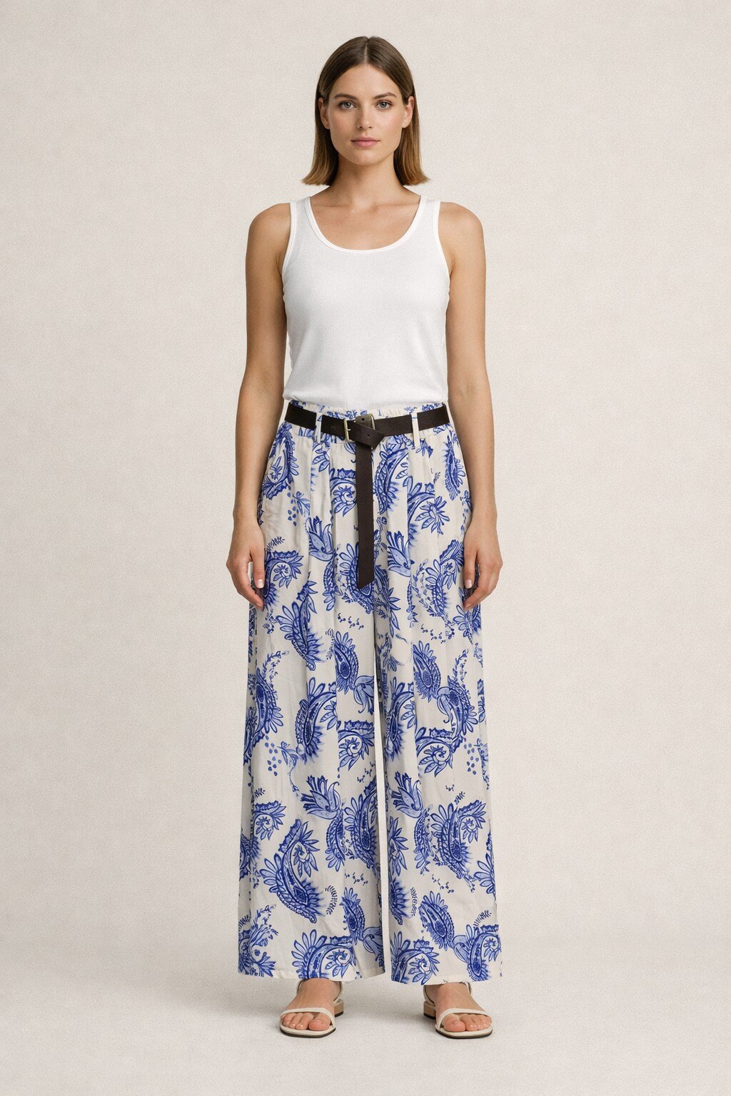 Grossiste KIS₂ - PANTALON CONFORTABLE AVEC DIFFÉRENTS MOTIFS SUR LE TISSU, ACCOMPAGNÉ D'UNE CEINTURE ET AVEC DES POCHES, TAILLE UNIQUE