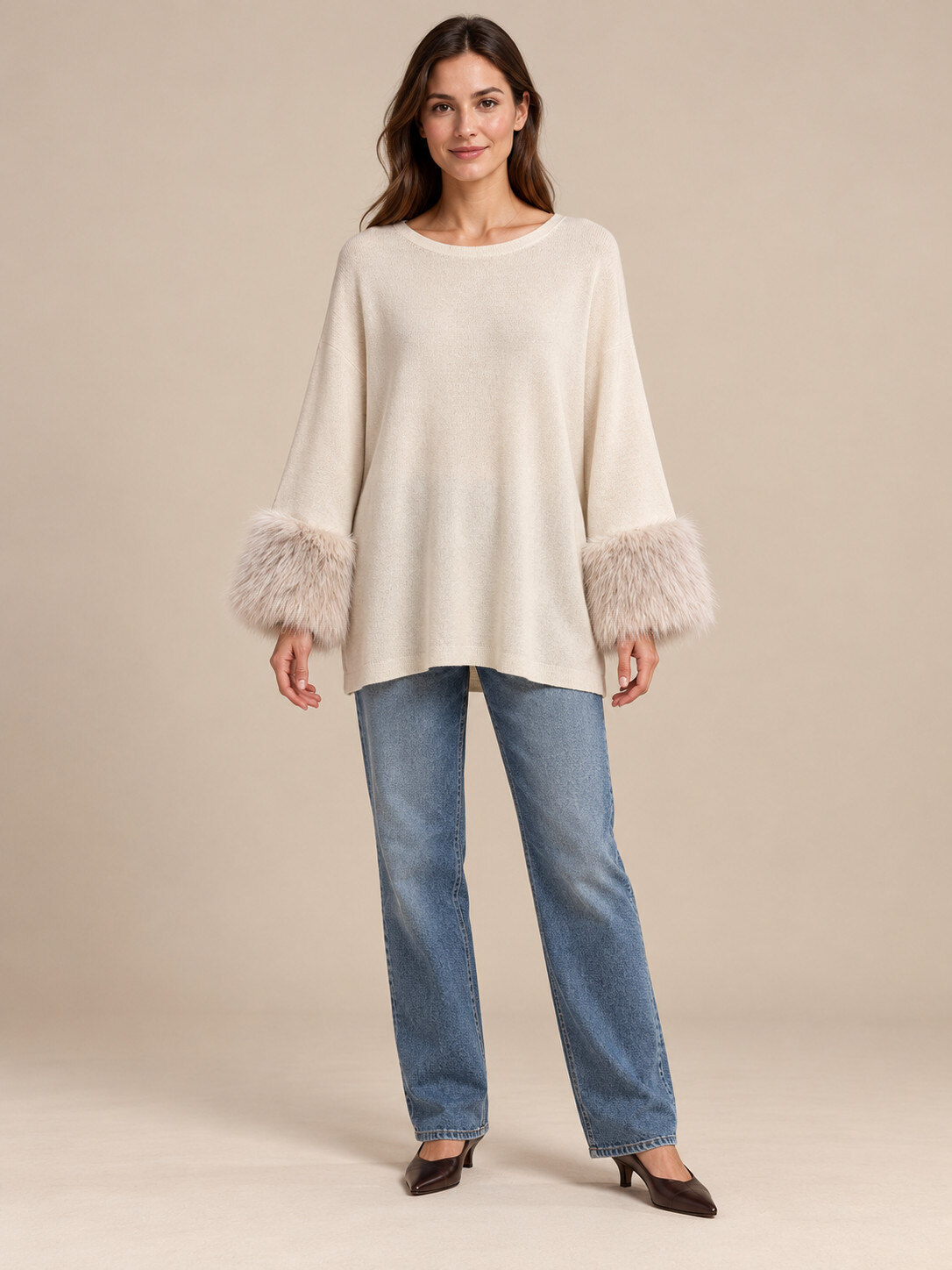 Grossista KIS₂ - MAGLIA A MANICHE LUNGHE OVERSIZE CON GIROCOLLO CON POLSINI IN MORBIDA ECOPELLICCIA A TINTA UNITA TAGLIA UNICA