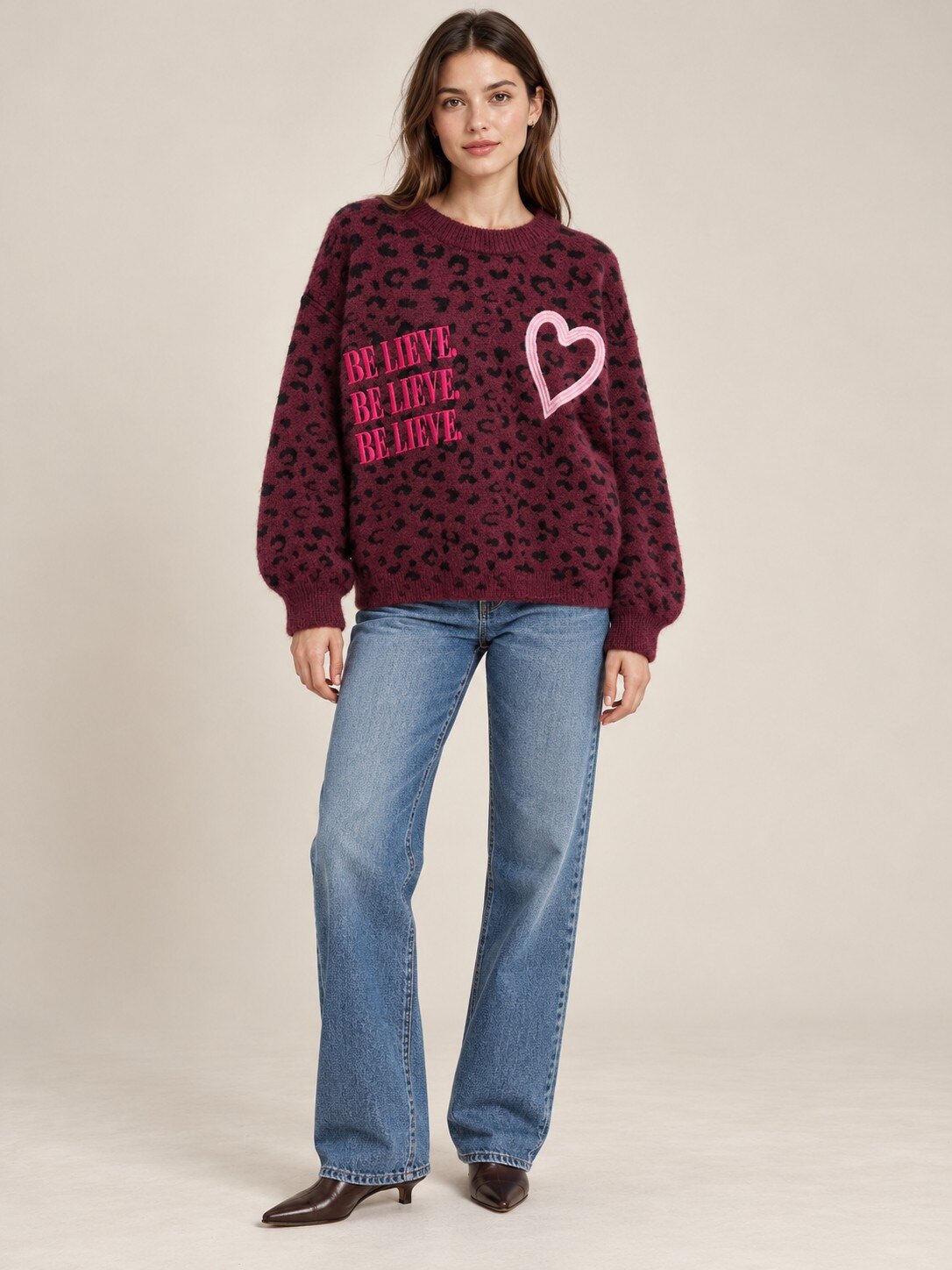 Großhändler KIS₂ - WINTERPULLOVER MIT LANGEN ÄRMELN UND RUNDHALSAUSSCHNITT MIT GERIPPTEM SAUM UND BÜNDCHEN OVERSIZE MIT LEOPARDENMUSTER UND SCHRIFTZUG SOWIE HERZDRUCK EINHEITSGRÖSSE