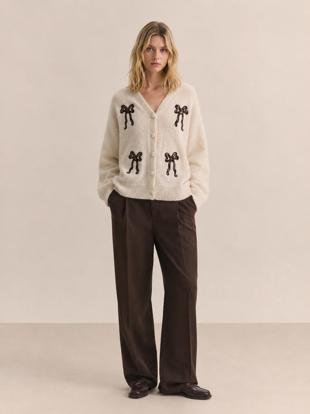 Grossista KIS₂ - CARDIGAN IN MAGLIA CON FIOCCO GRAFICO MANICA LUNGA CON BOTTONI SCOLLO A V CALDO COMODO TAGLIA UNICA