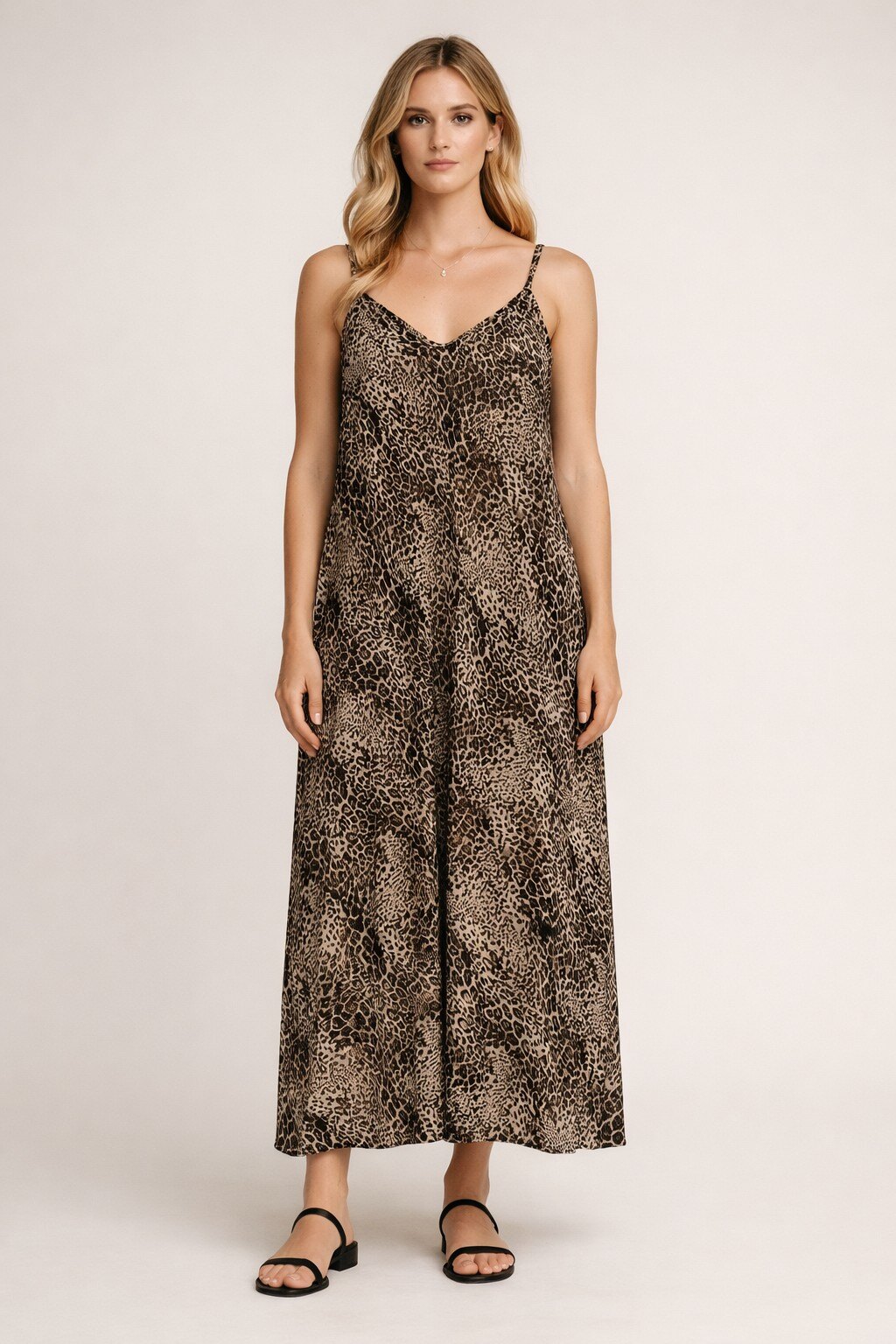Wholesaler KIS₂ - LONG SATIN DRESS SLEEVELESS WITH THIN STRAPS AND V-NECK ONE SIZE