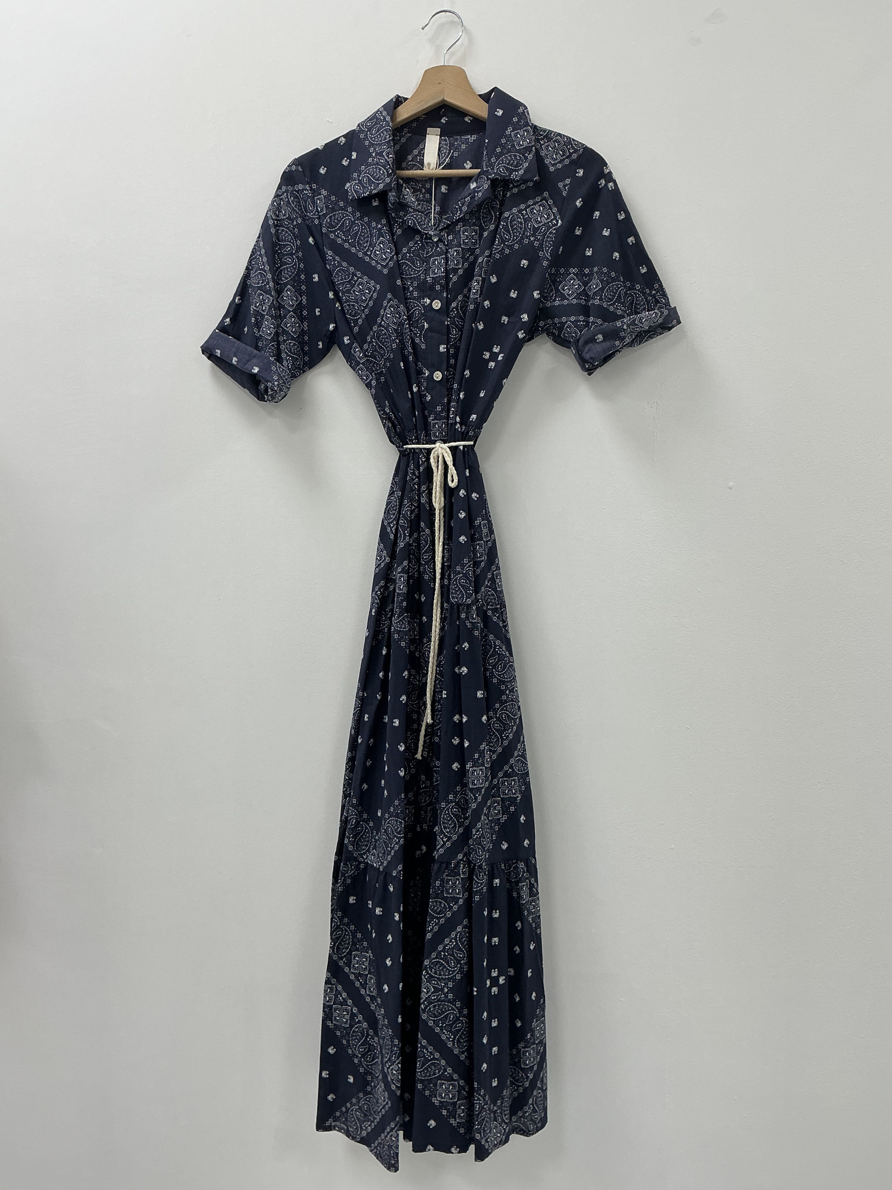 Wholesaler KIS₂ - LONG LIGHTWEIGHT DRESS WITH FOLDABLE SLEEVES AND COLLAR WITH MATCHING PATTERN WITH BELT FRONT BUTTONS ONE SIZE