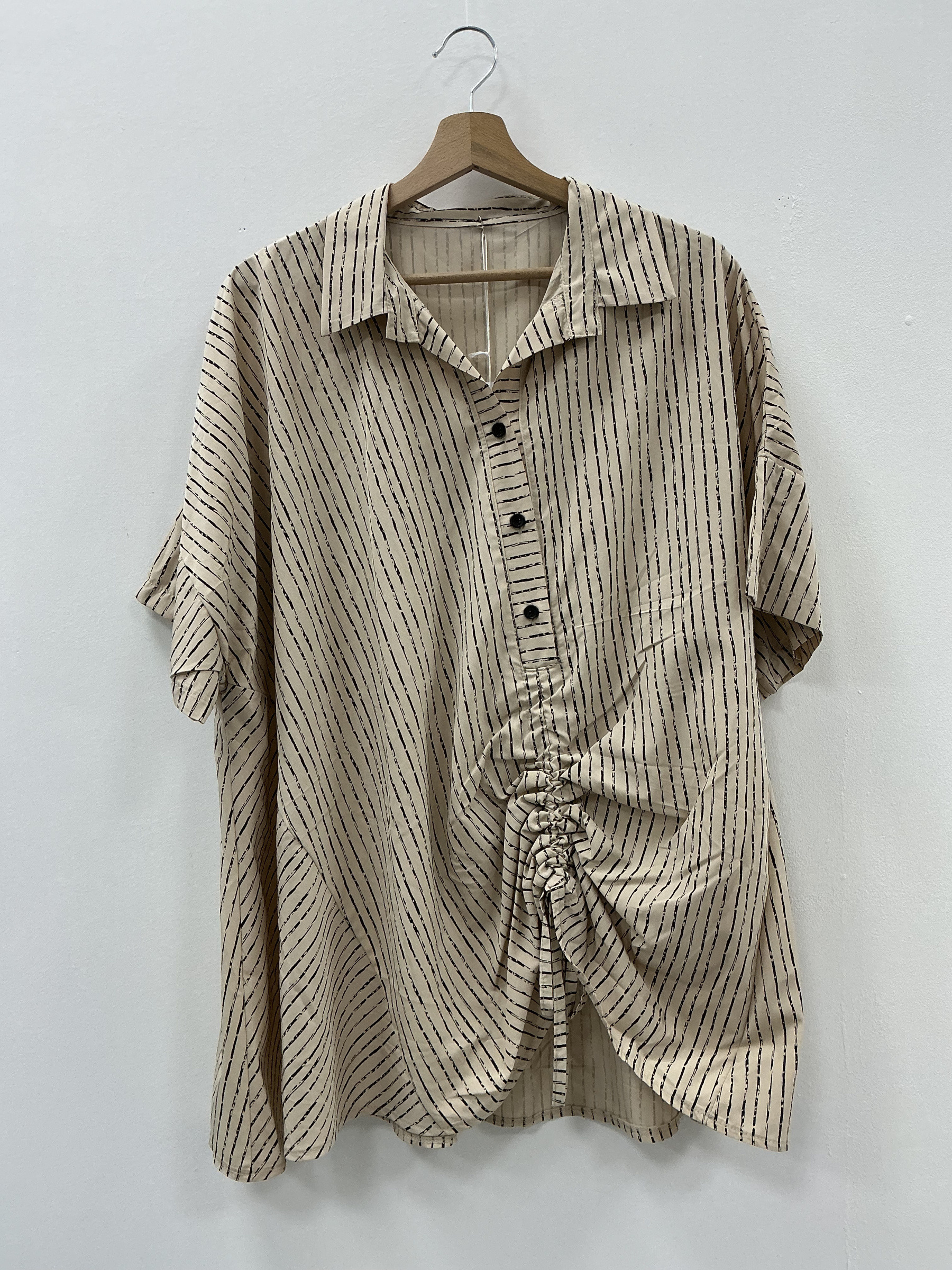 Wholesaler KIS₂ - COMFY LOOSE-FIT STRIPED CURVY T-SHIRT WITH SHORT SLEEVES AND BUTTONED COLLAR ONE SIZE