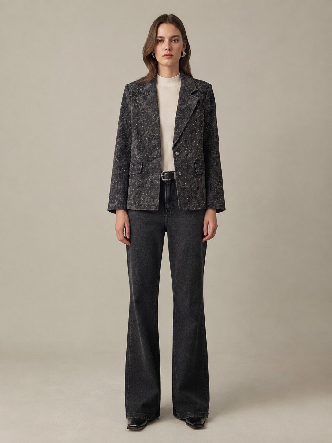 Grossiste KIS₂ - VESTE EN JEAN AVEC IMPRIMÉ ROSES ET STRASS COL EN V BOUTONS ET POCHES AVANT DISPONIBLE EN TAILLES