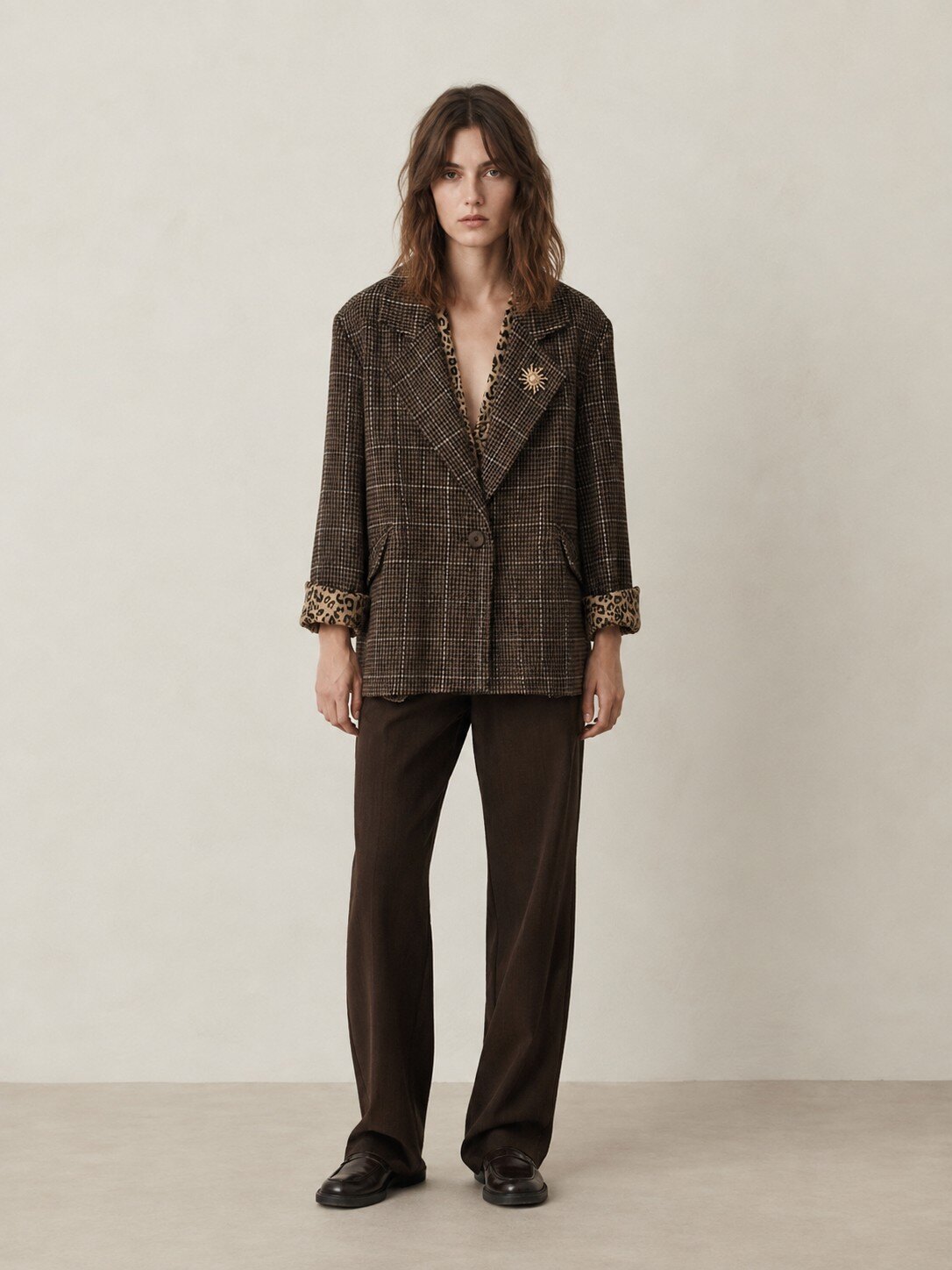 Grossiste KIS₂ - VESTE CHAUDE À CARREAUX AVEC IMPRIMÉ LÉOPARD À L'INTÉRIEUR COL EN V MANCHES LONGUES BOUTONS ET POCHES FRONTALES CONFORTABLE TAILLE UNIQUE