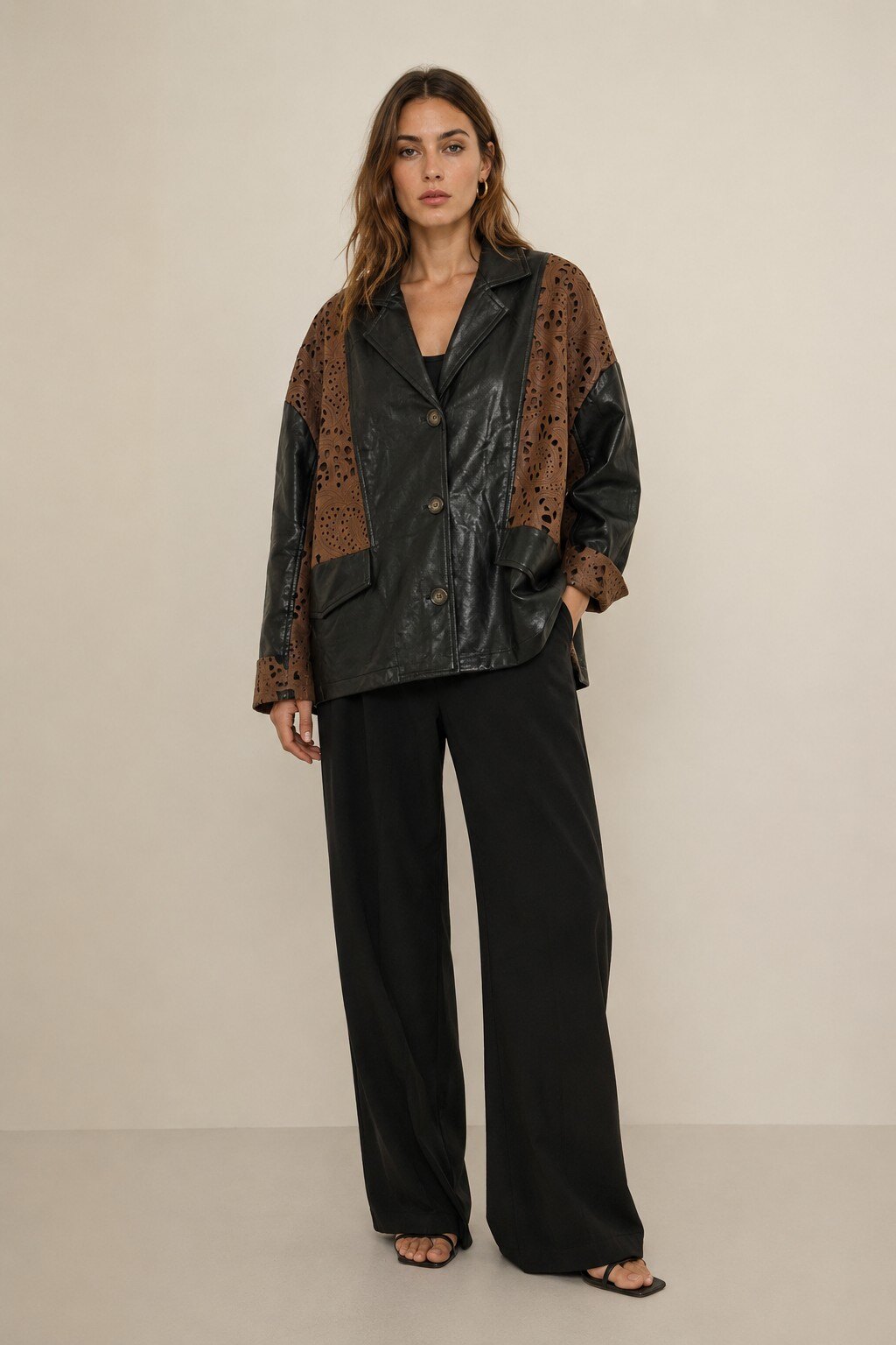Grossiste KIS₂ - VESTE EN SIMILICUIR CONFORTABLE À MANCHES LONGUES AVEC OUVERTURE FRONTALE PARTICULIÈRE, BOUTONS ET POCHES DISPONIBLE EN TAILLES