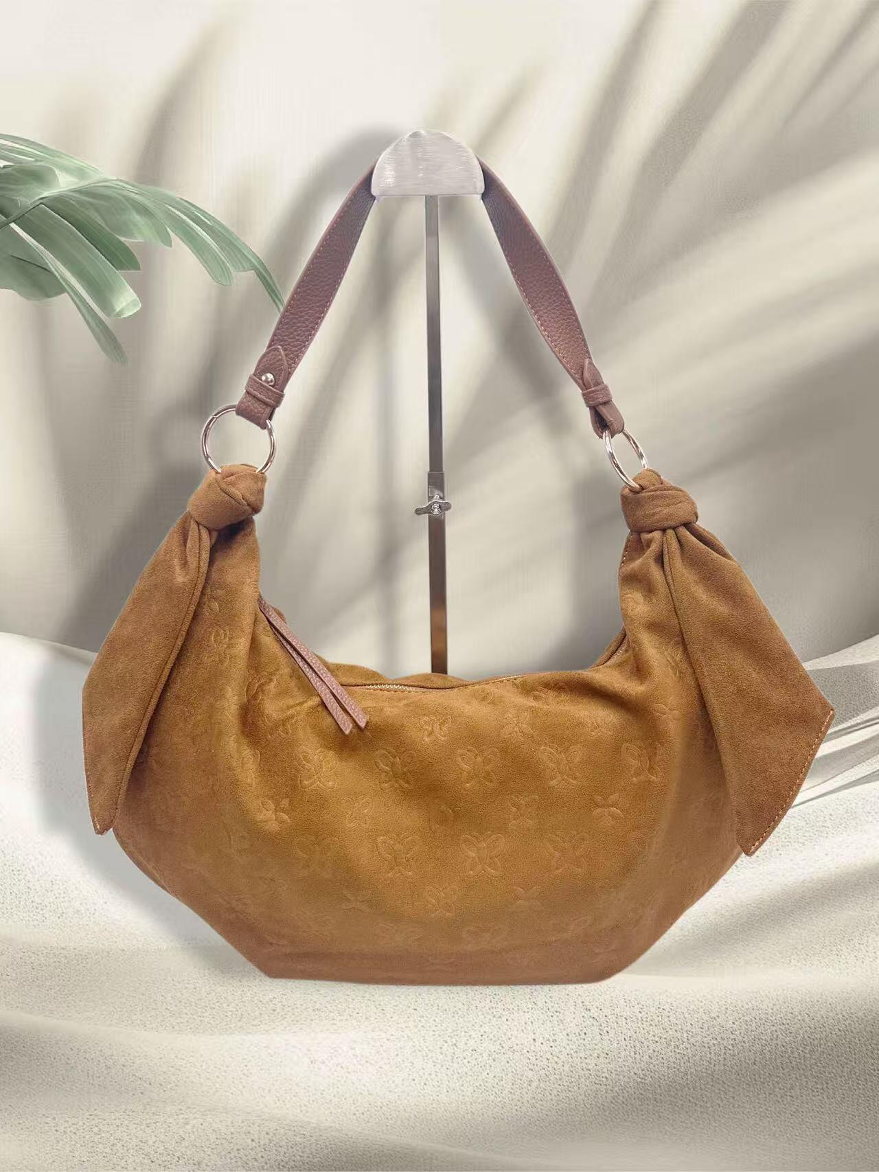 Grossiste KL - Sac à main effet daim avec relief papillon