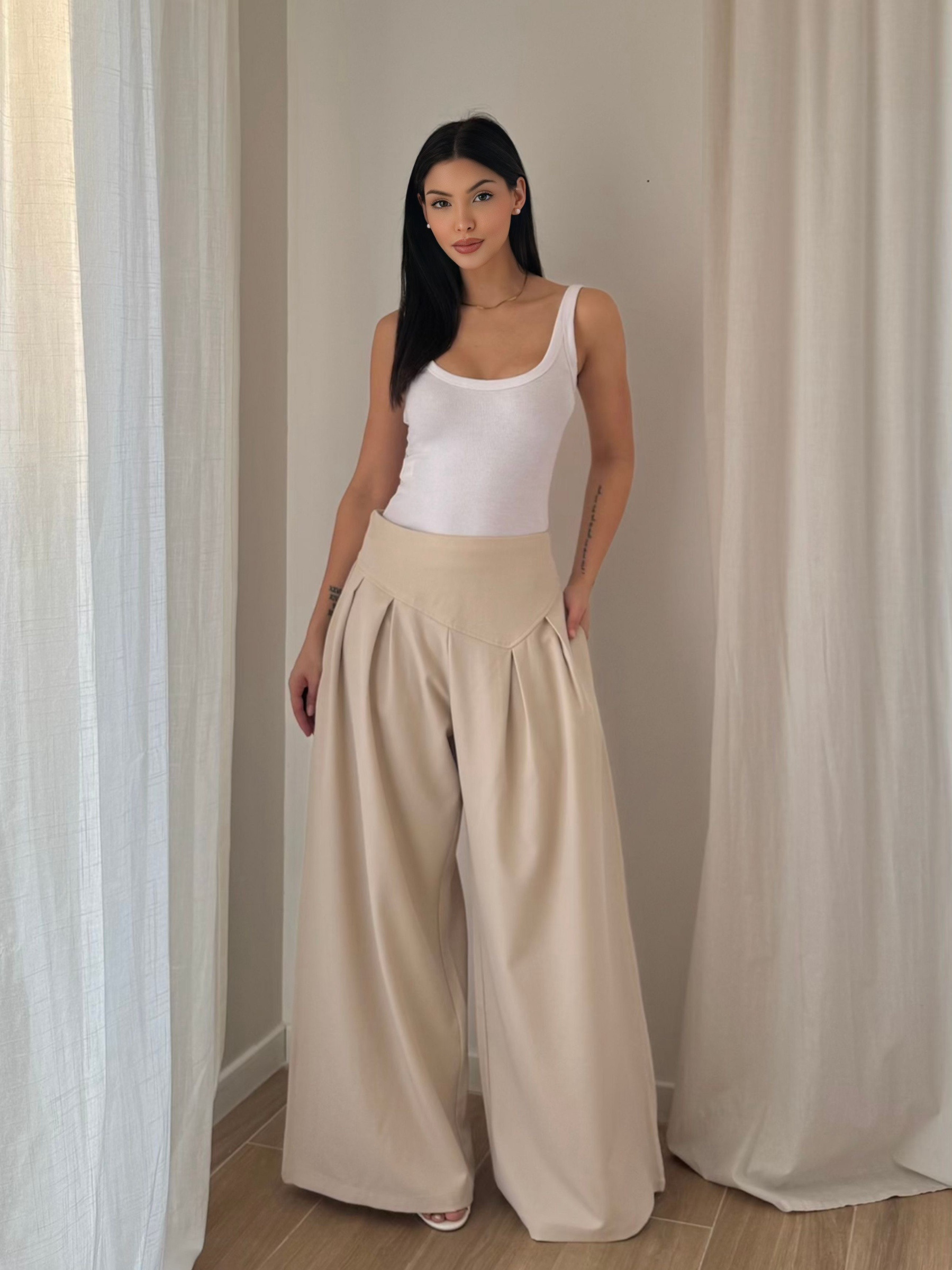 Grossiste Koolook - Pantalon Palazzo Beige à Taille Haute Plissée et Découpe en V
