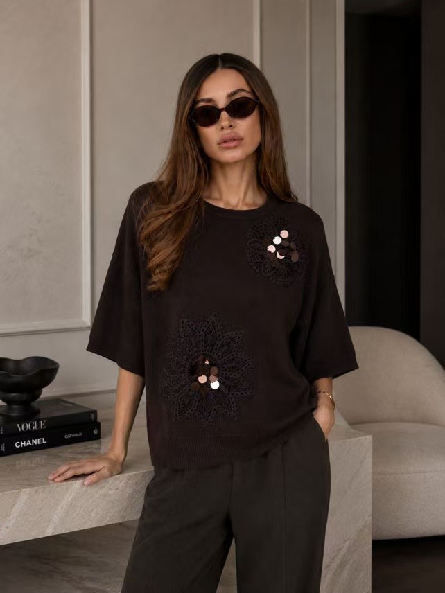 Wholesaler Kothè - Women's sweater with floral details and sequins.