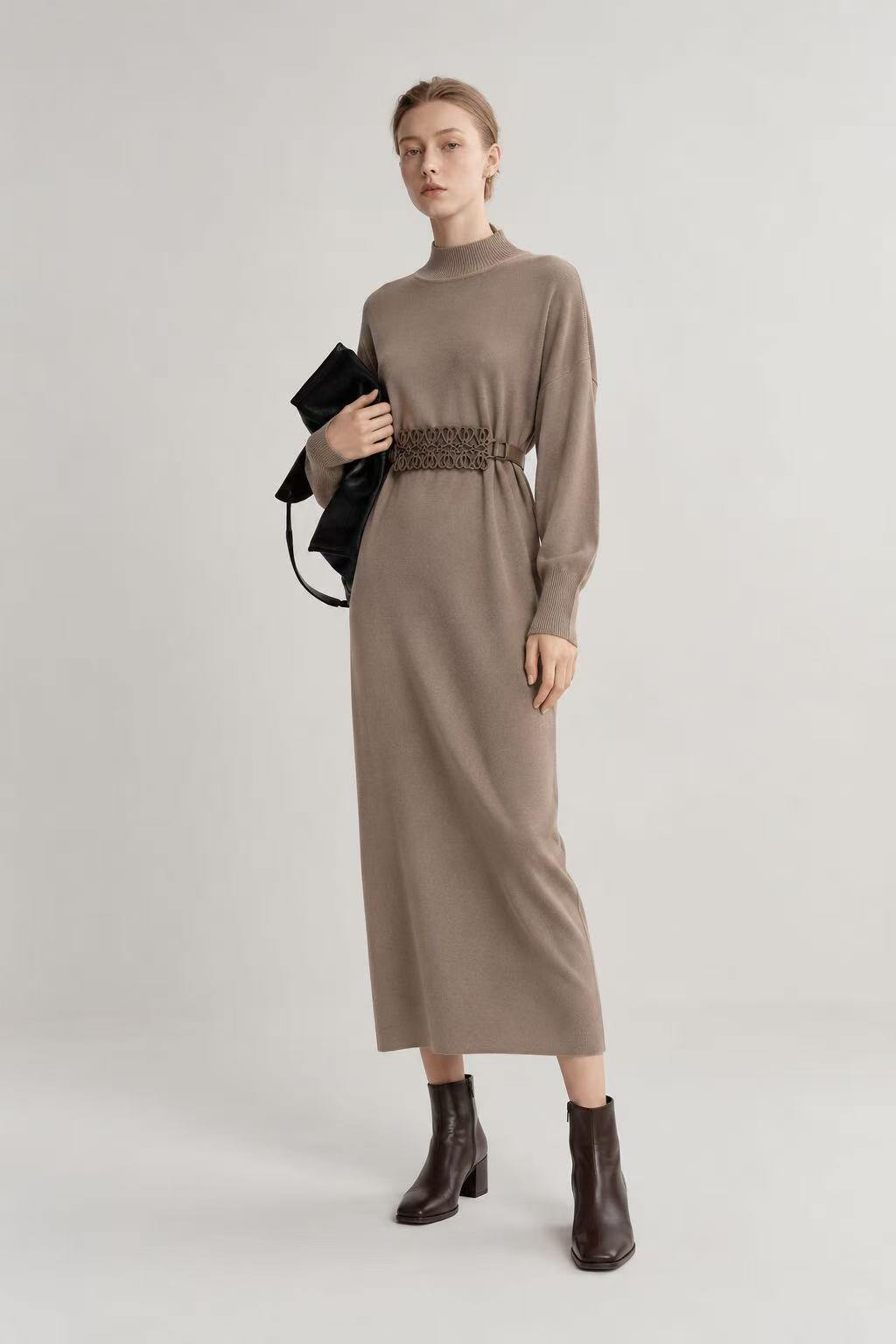 Großhändler Kothè - Strickkleid mit Rollkragen, langen Ärmeln und dekorativem Gürtel in der Taille.