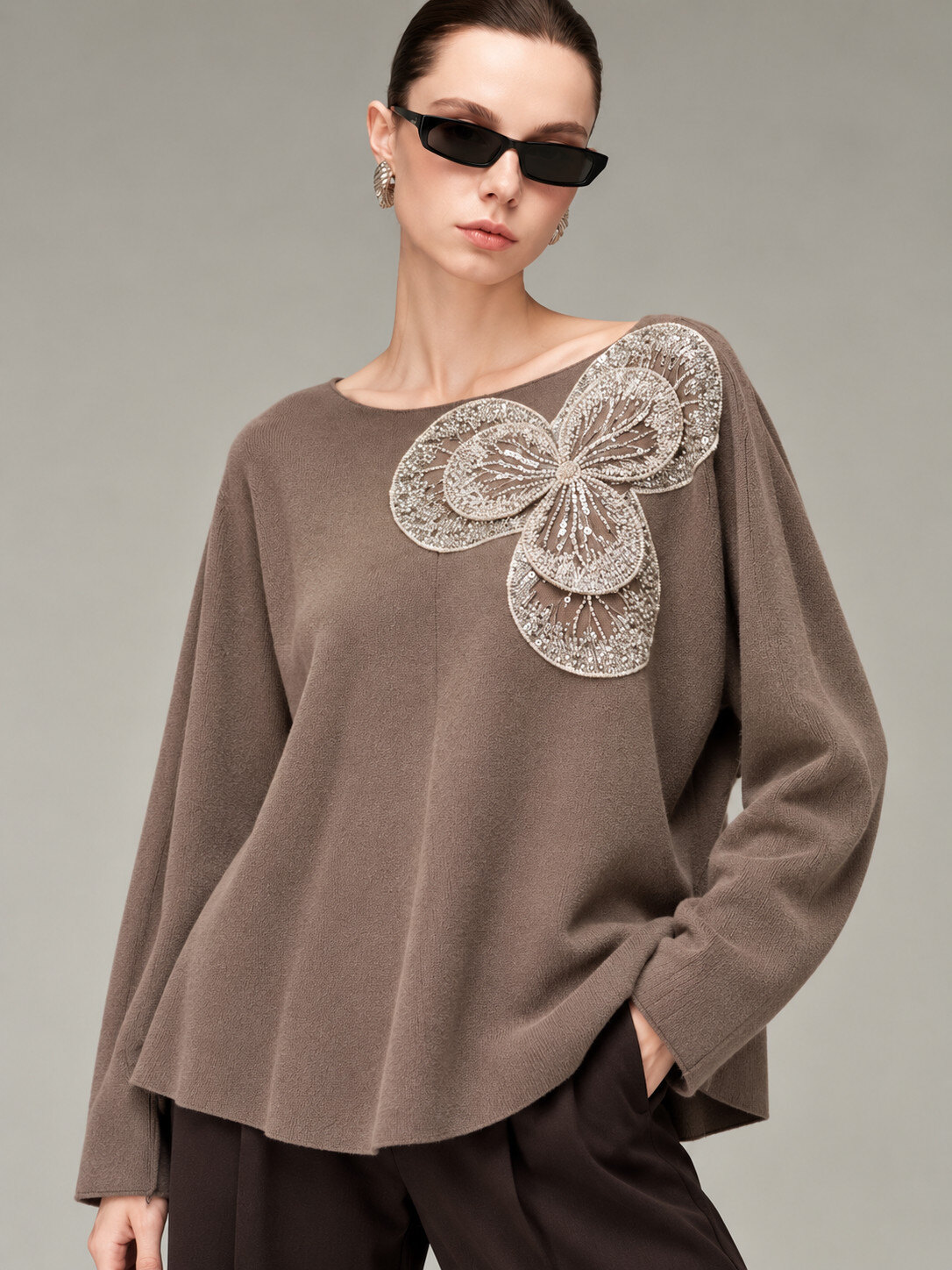 Großhändler Kothè - Weicher Pullover mit weiten Ärmeln und dekorativer Maxi-Schleife mit Schmuckstein vorne.