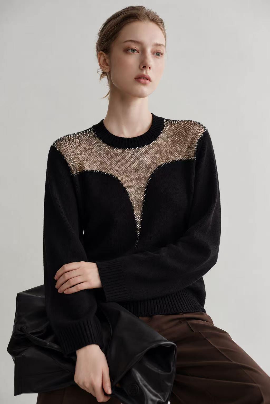 Großhändler Kothè - Eleganter Pullover mit funkelnden Strassdetails und transparentem Einsatz am Dekolleté.