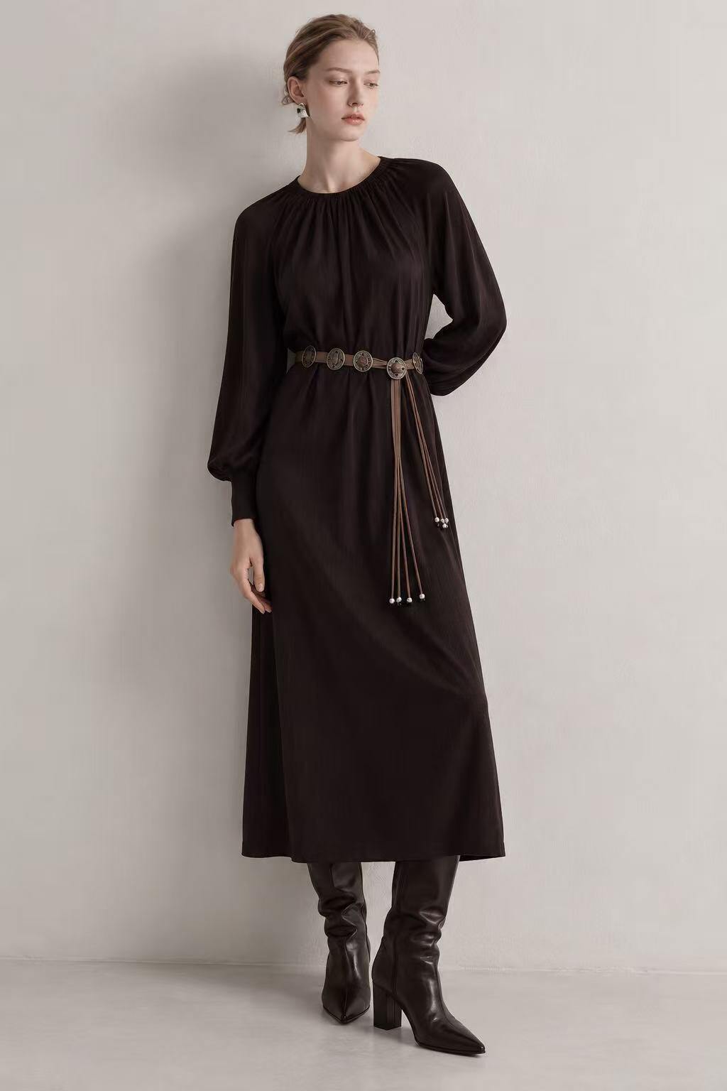 Mayorista Kothè - Vestido largo negro con mangas amplias, cinturón decorativo y escote redondo.