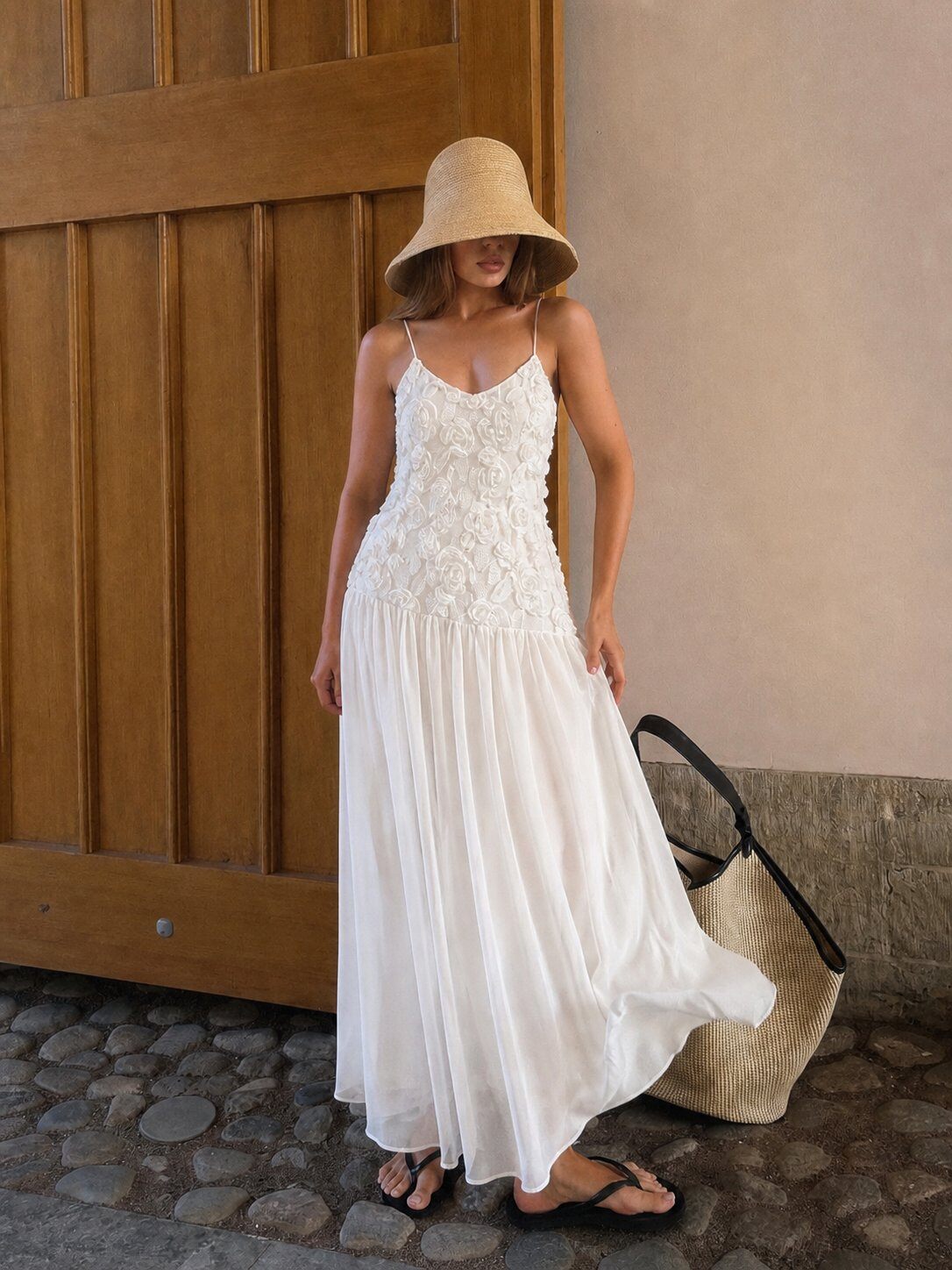 Mayorista Kothè - Vestido de mujer con tirantes finos y detalles bordados