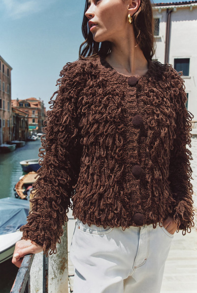 Großhändler KY CREATION - Zweifarbige Bouclé-Strickjacke Großhändler KY CREATION - Zweifarbige Bouclé-Strickjacke