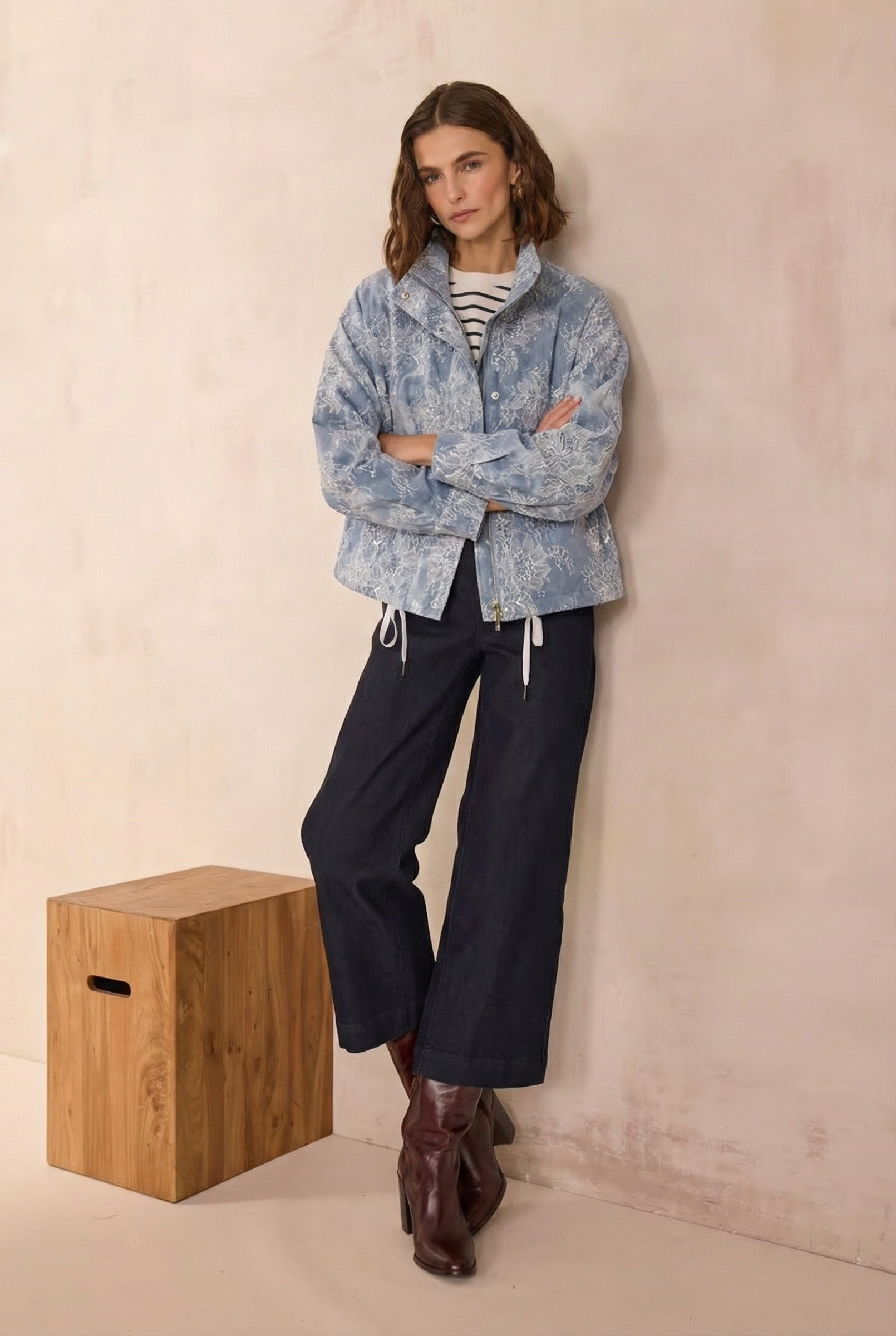 Grossiste KY CREATION - Veste en denim avec motifs en dentelles