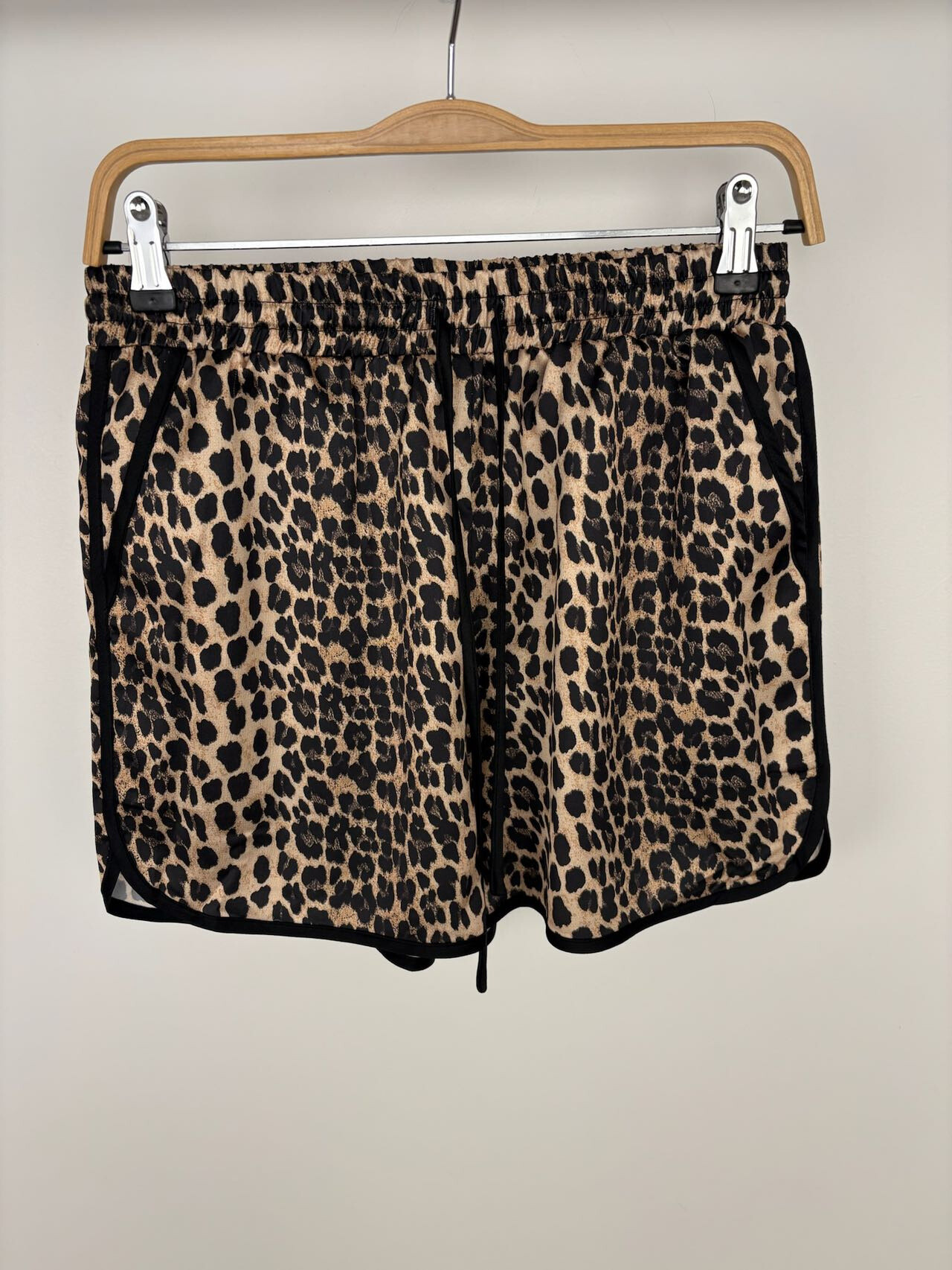 Mayorista Kzell Paris - Pantalones cortos con estampado de animales con detalles contrastantes