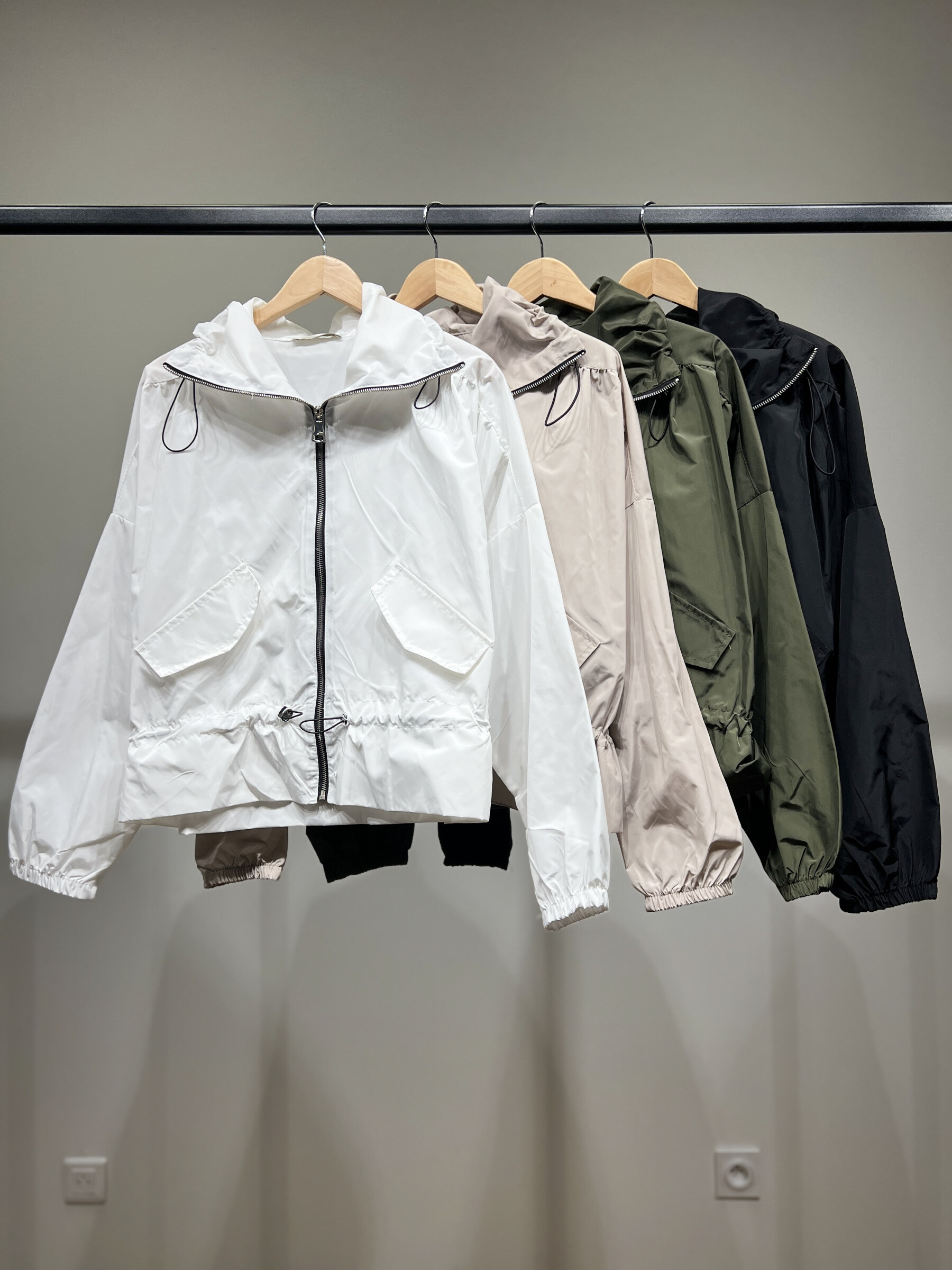 Grossiste L'Emotion - Veste Imperméable Col Montant Zippé Taille Ajustable Taille 38-44