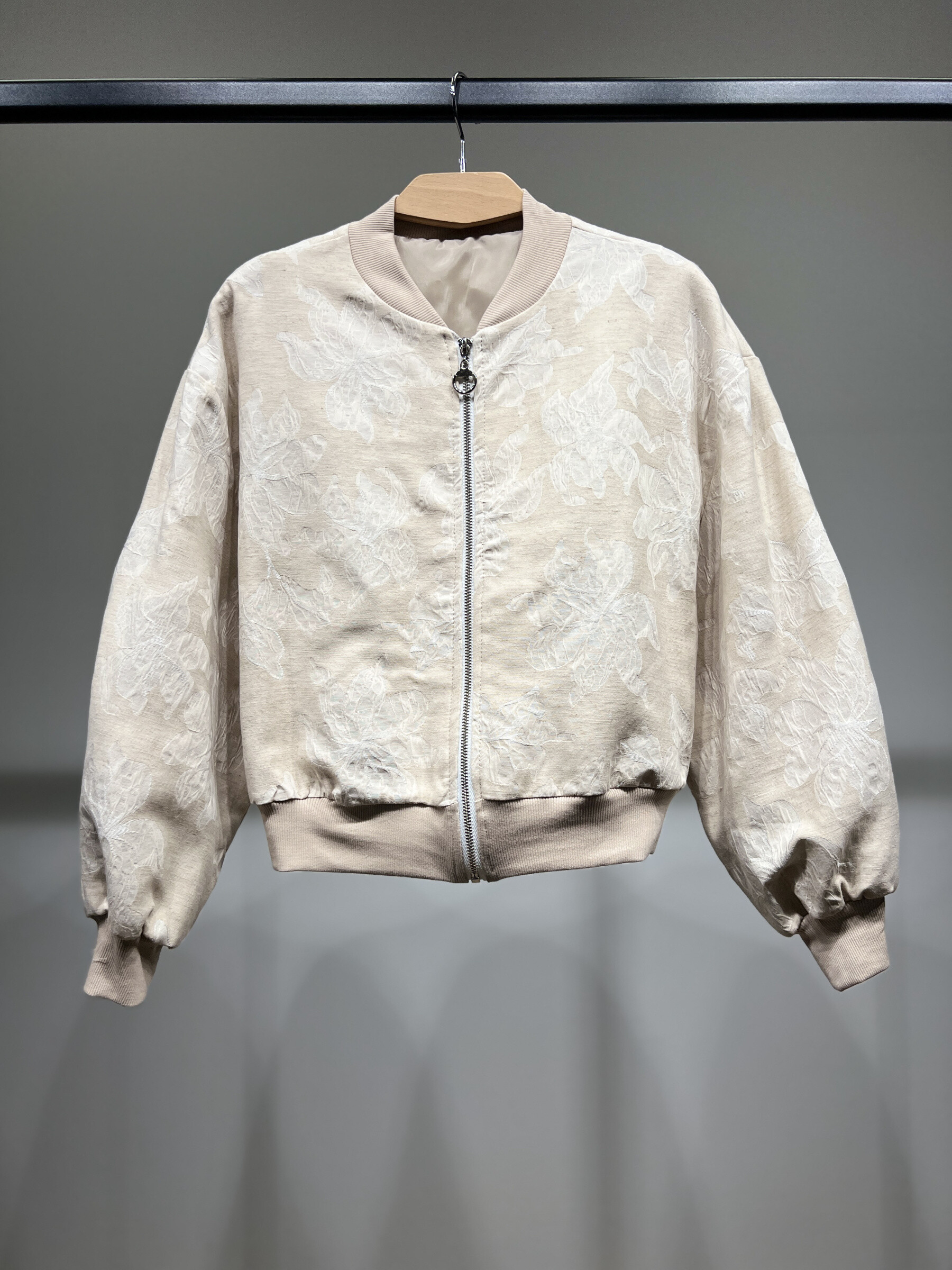 Grossiste L'Emotion - Blouson Bomber Brodé Motif Fleuri En Coton Viscose Lin Taille 38-44
