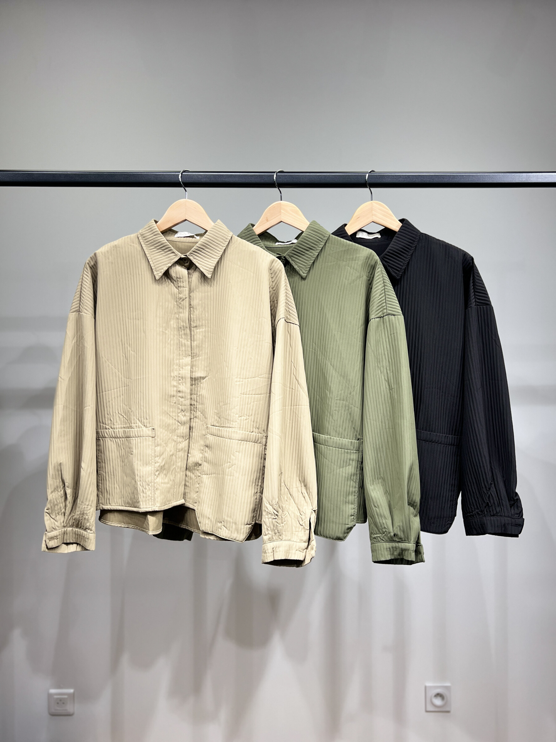 Wholesaler L'Emotion - Ribbed shirt wide asymmetrical pockets 100% polyester size 38-46
