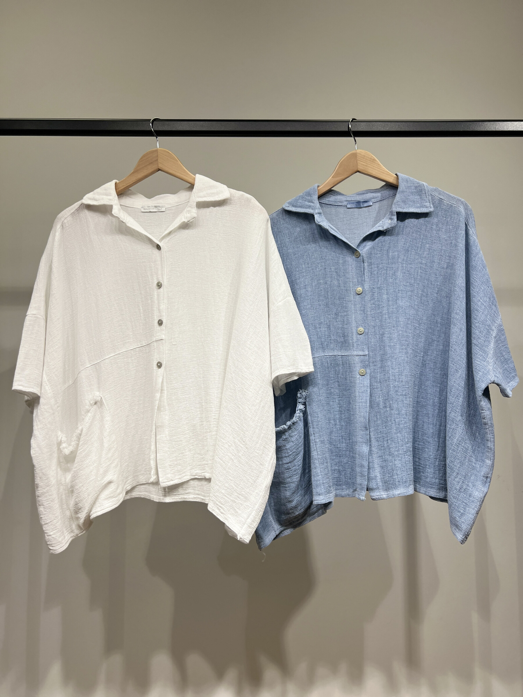 Grossiste L'Emotion - Chemisier Large Asymétrique Manche 3/4 à Poche 50% Lin 50% Coton Taille 38-46
