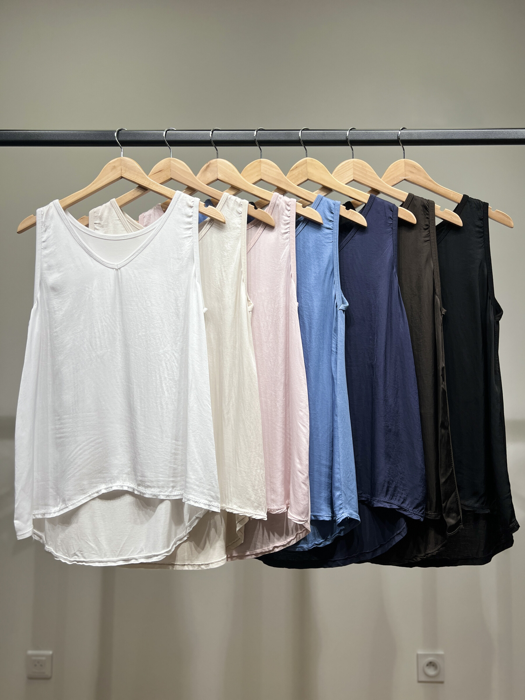 Großhändler L'Emotion - Ausgestelltes Satin-Top mit V-Ausschnitt aus 100% Viskose