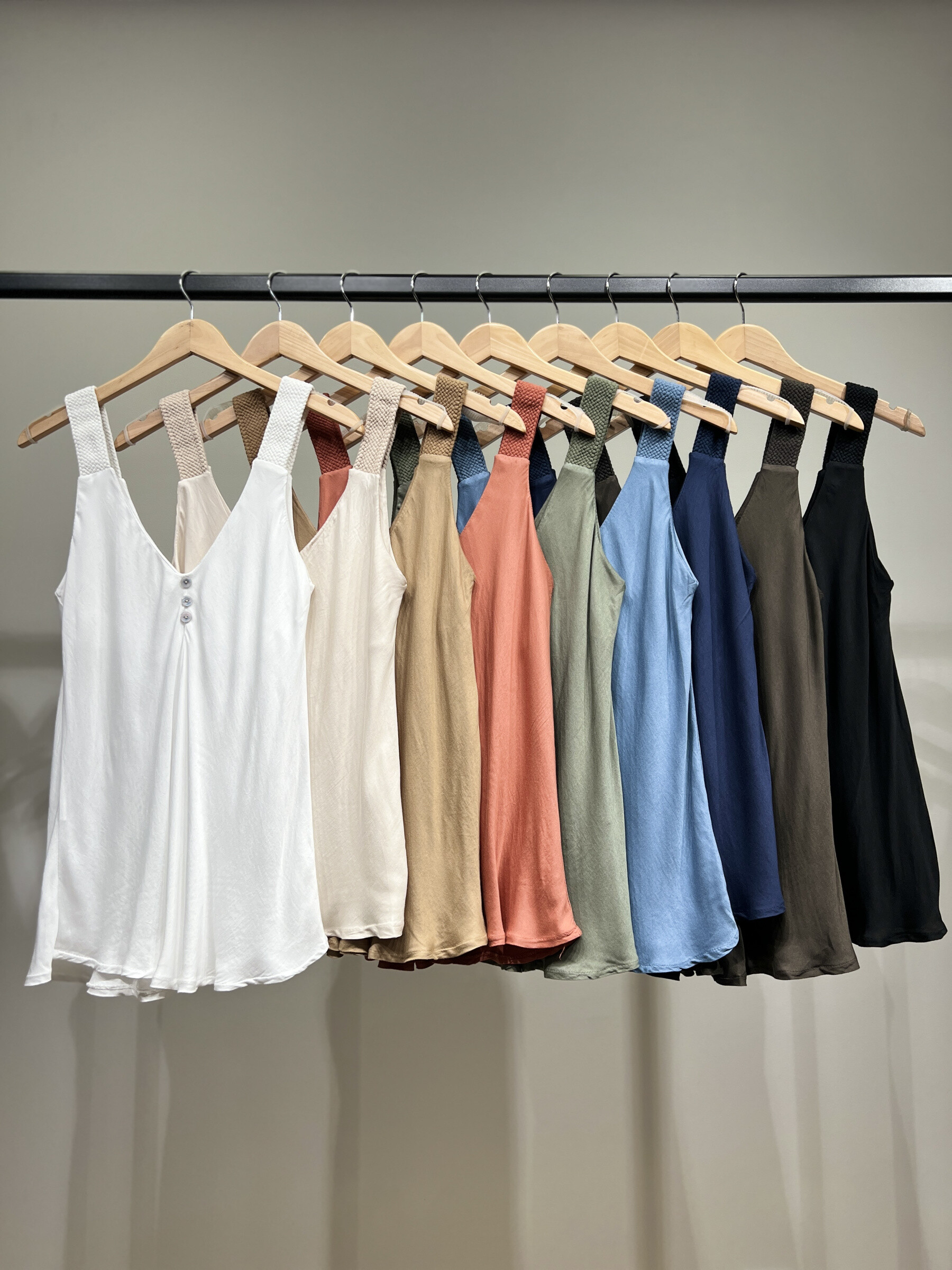 Grossiste L'Emotion - Débardeurs Boutons Décoratifs à Bretelles En Cordes 100% Viscose Taille 36-46