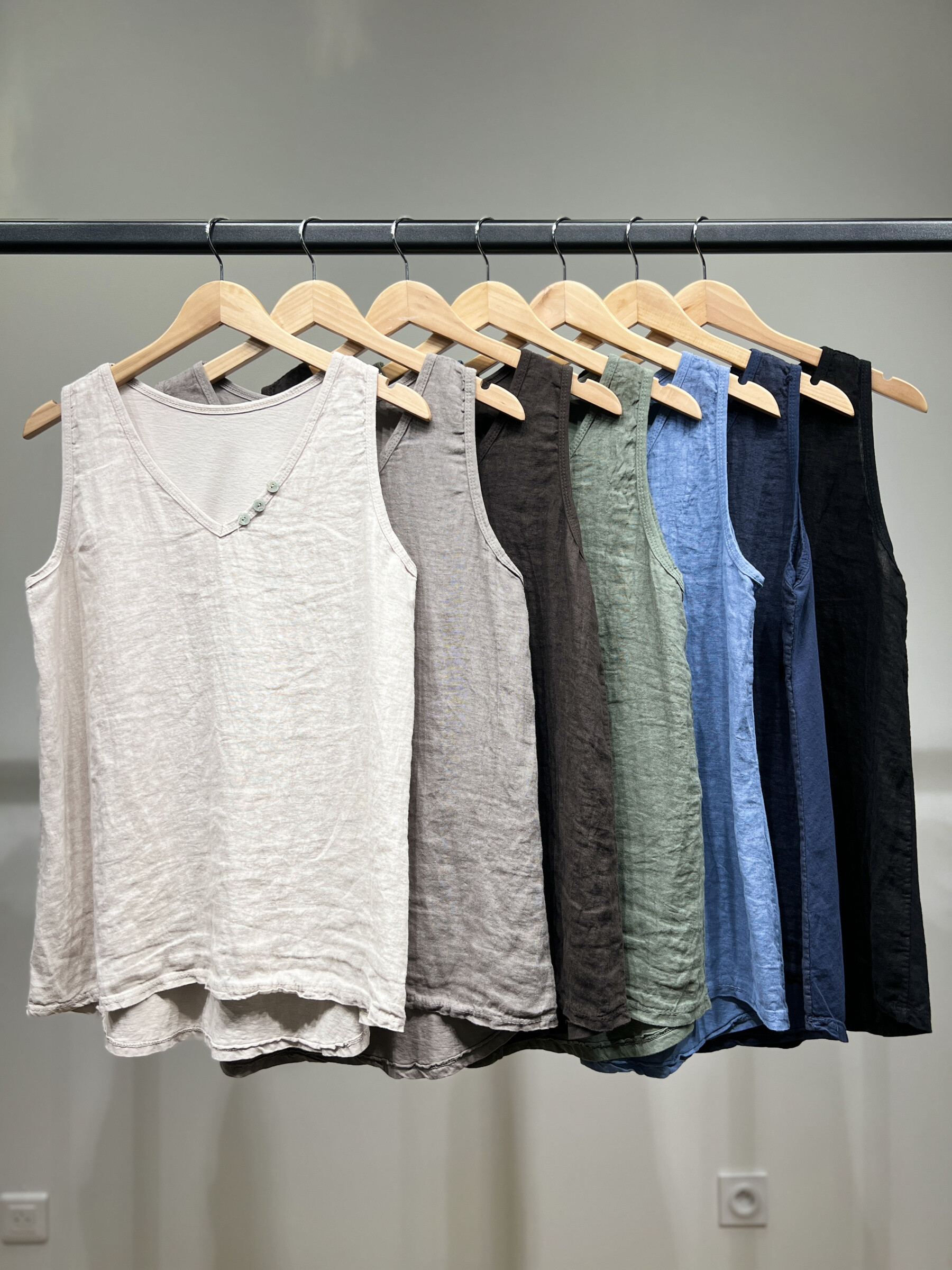 Großhändler L'Emotion - V-Ausschnitt Tanktop mit zweifarbigen Knöpfen 50% Leinen 50% Baumwolle